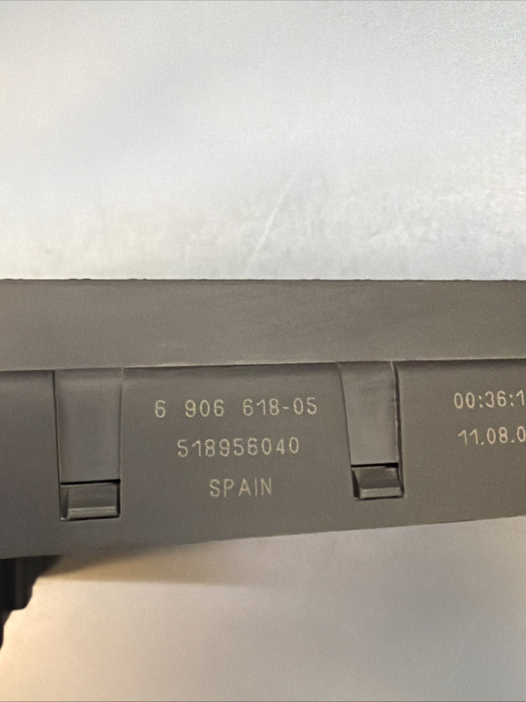 04-10 BMW E63 E64 650i POWER FUSE BOX FUSEBOX REAR OEM 6906618
