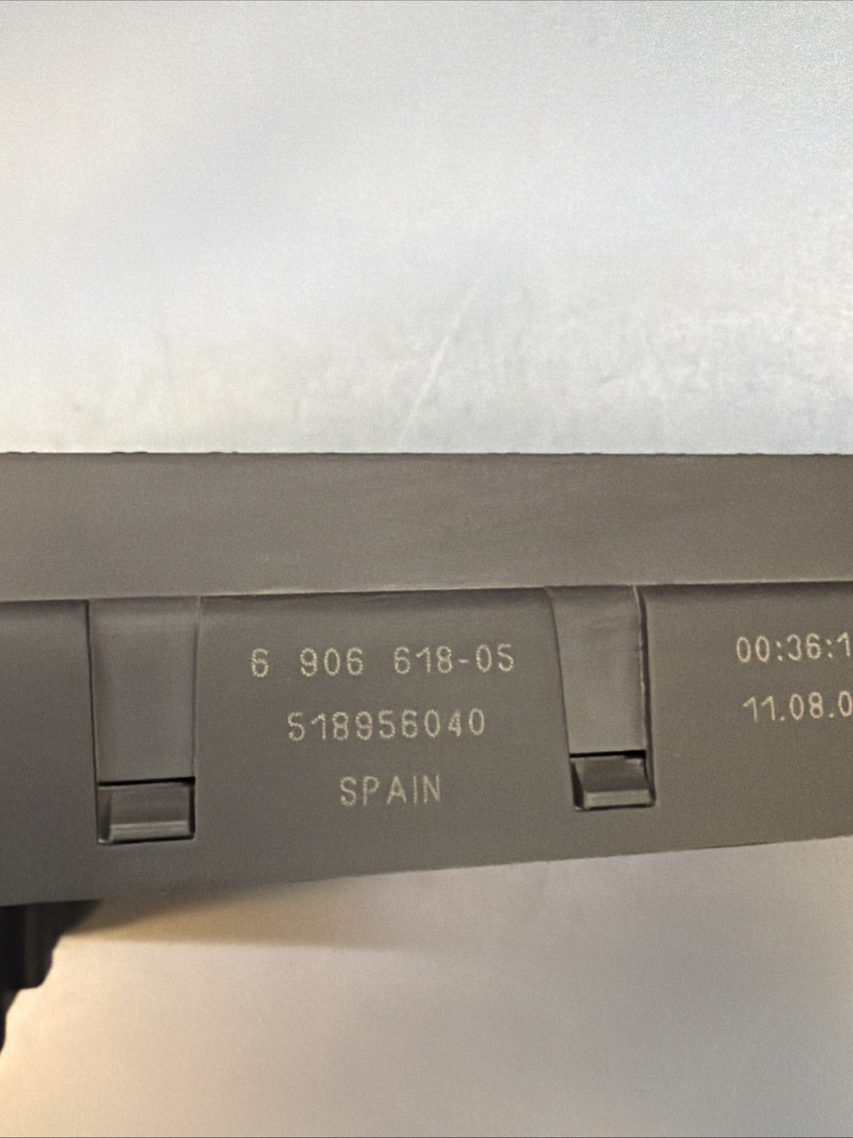 04-10 BMW E63 E64 650i POWER FUSE BOX FUSEBOX REAR OEM 6906618