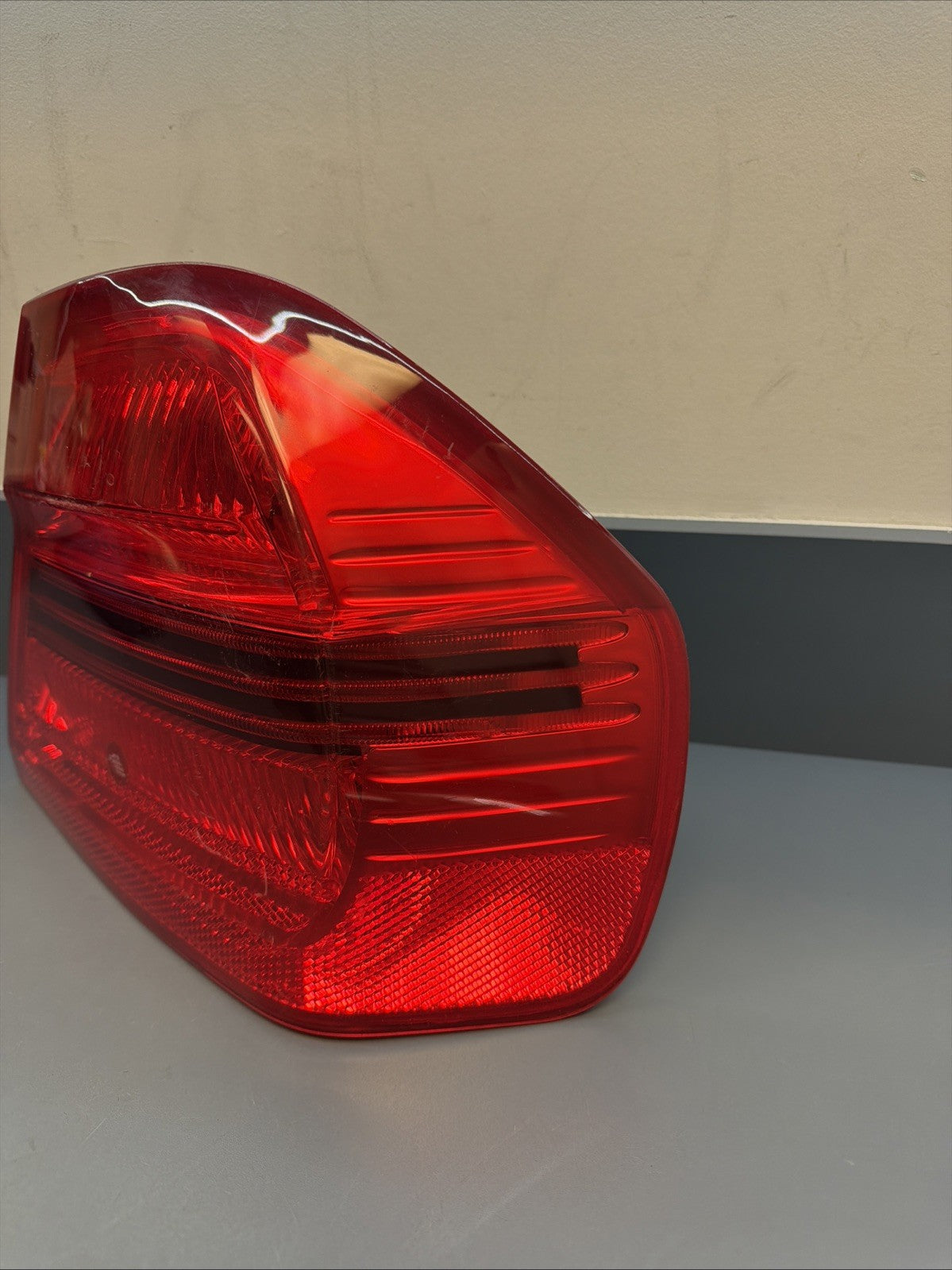 2006-2008 BMW E90 OUTTER PASSANGER PRE LCI TAIL LIGHT 7161956