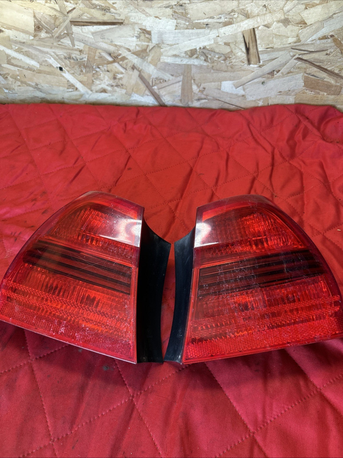BMW 04-08 E90 3 SERIES OUTER FENDER TAIL LIGHT SET 2PC OEM 7161955+7161956