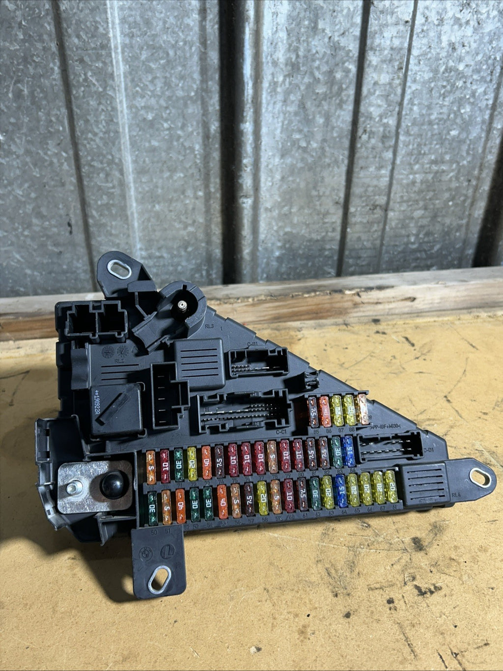 04-10 BMW E60 E63 E64 M5 M6 REAR POWER DISTRIBUTION RELAY FUSE BOX 6906619