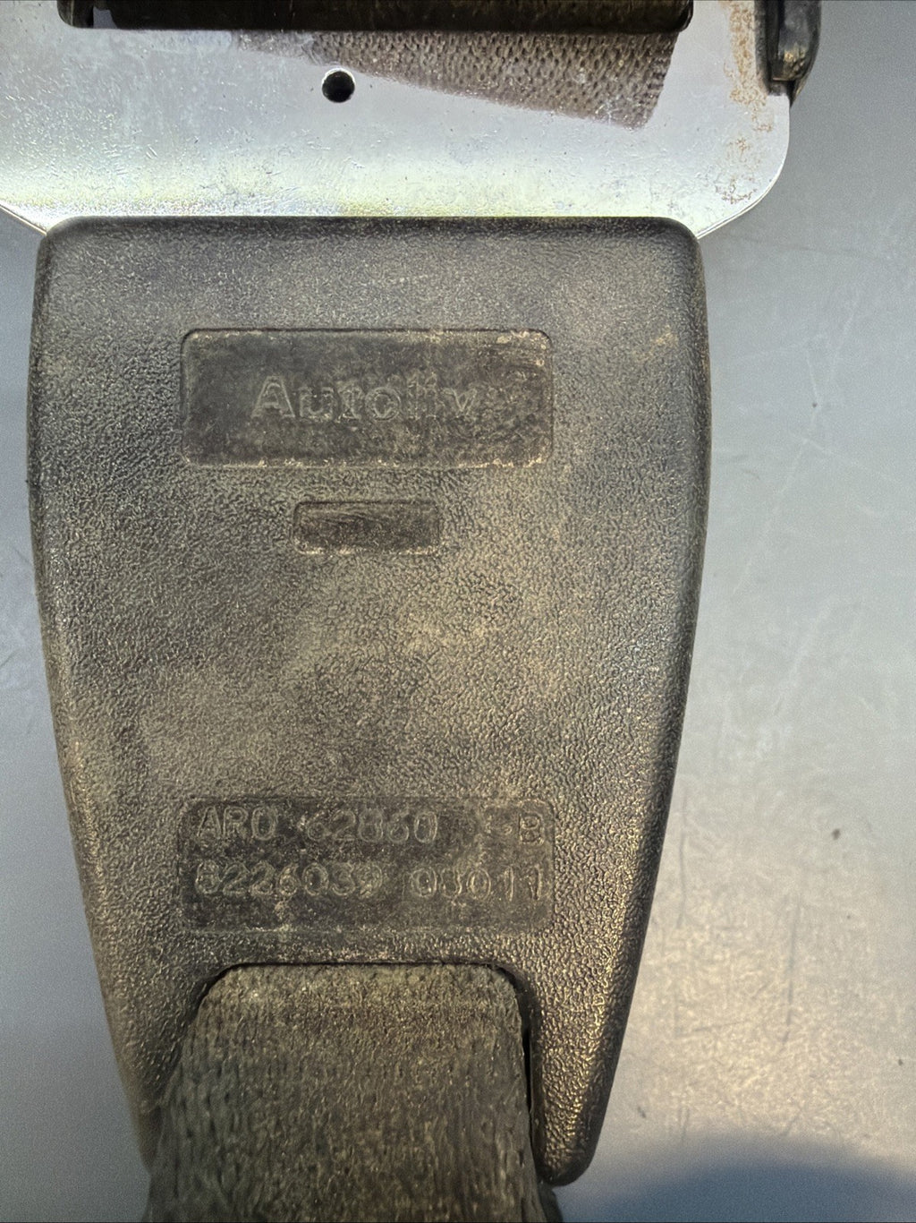 99-06 BMW E46 3 Series Rear LEFT Seat Belt Buckle Receiver OEM 8226037