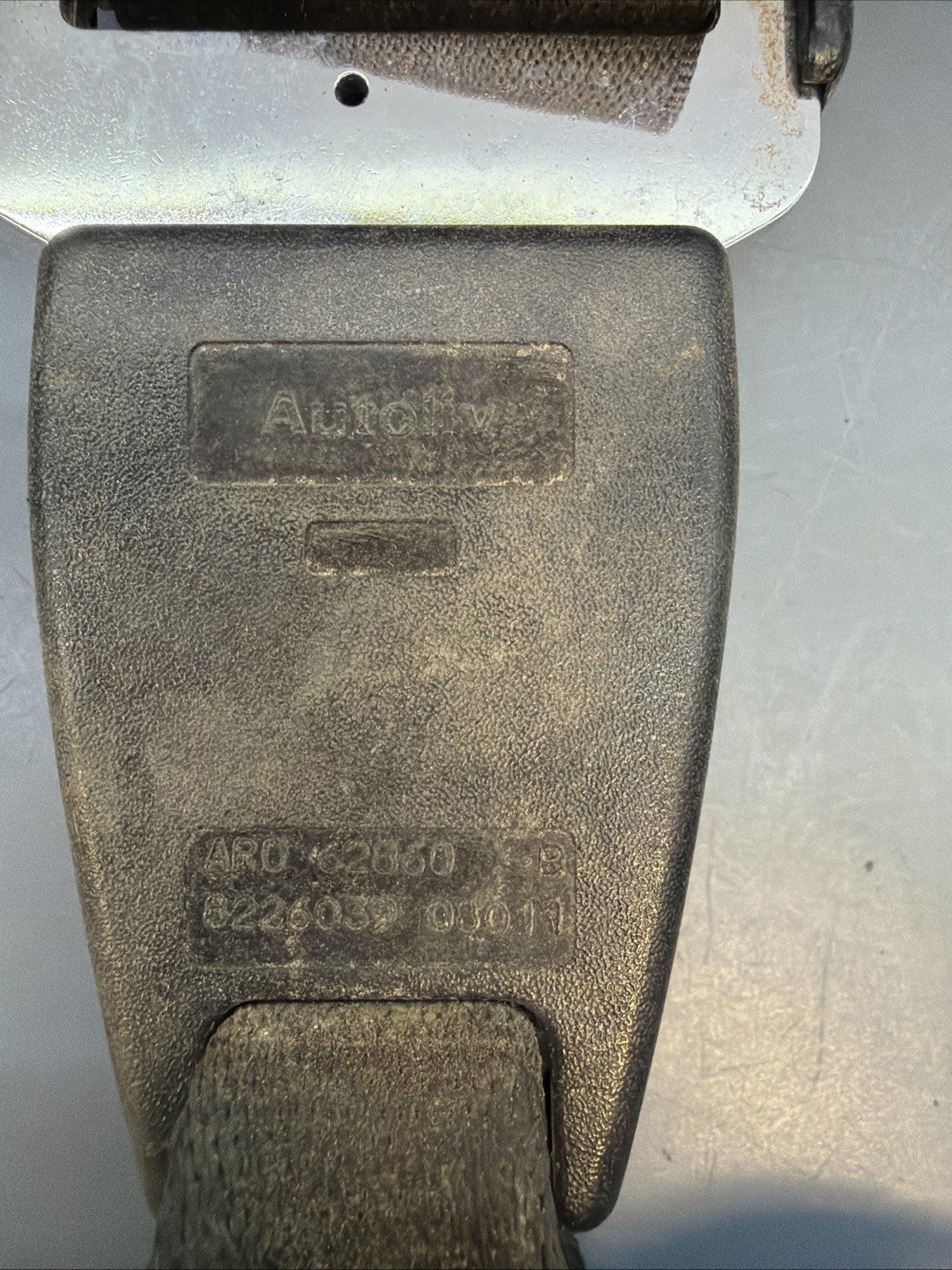 99-06 BMW E46 3 Series Rear LEFT Seat Belt Buckle Receiver OEM 8226037