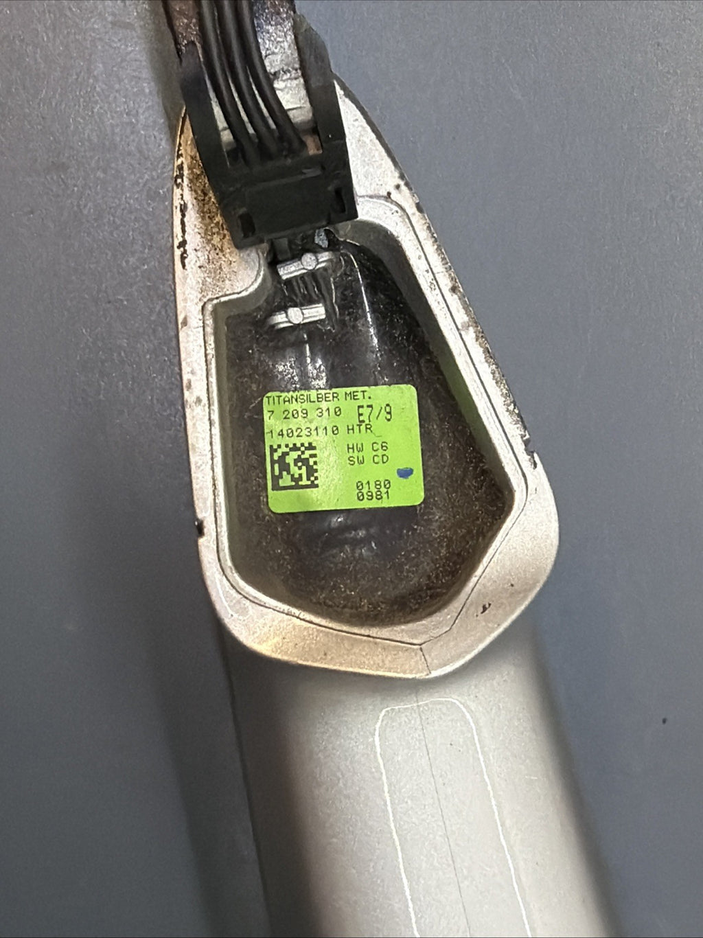 06-13 BMW E71 E72 E70 X5 X6 REAR RIGHT DOOR HANDLE TITANIUM SILVER 7209310
