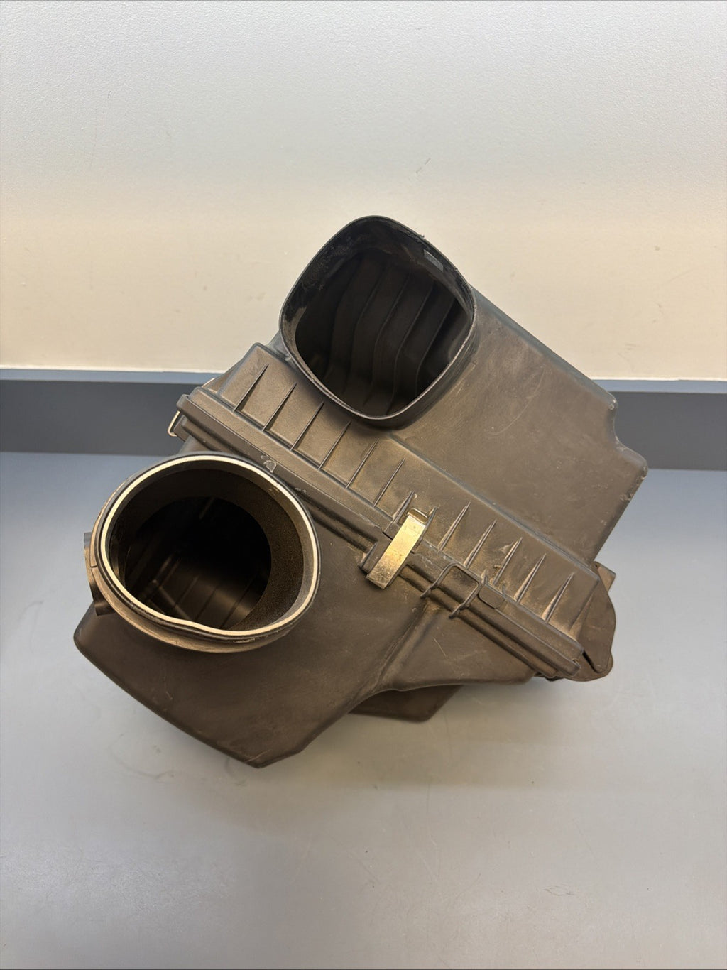 12-15 BMW X1 E84 28i Airbox Air Cleaner Assembly N20 7588280