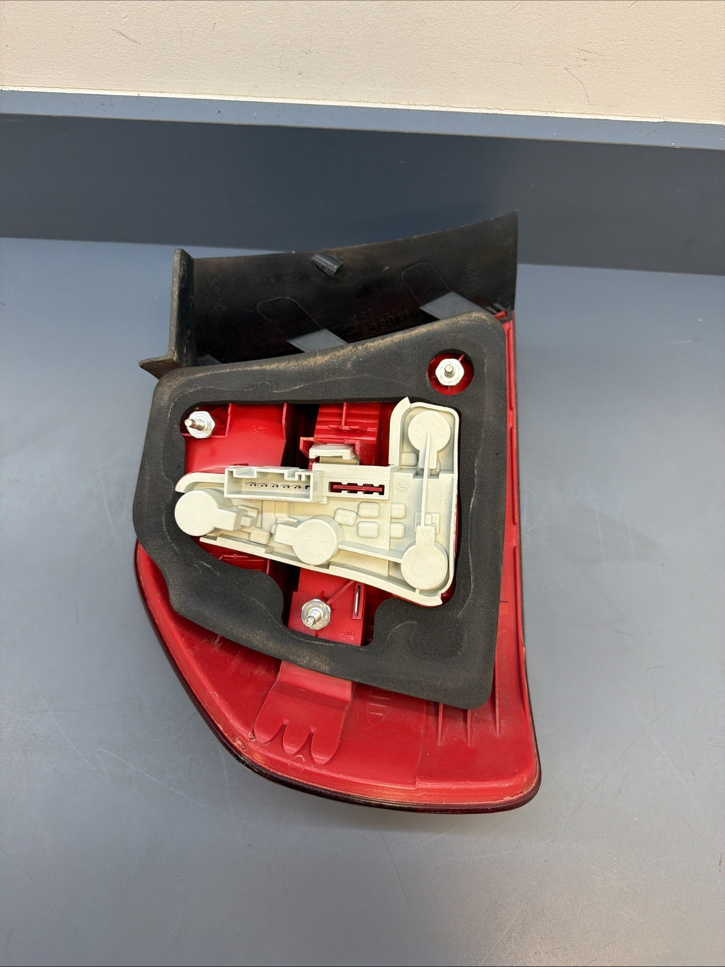 2006-2008 BMW E90 OUTTER PASSANGER PRE LCI TAIL LIGHT 7161956