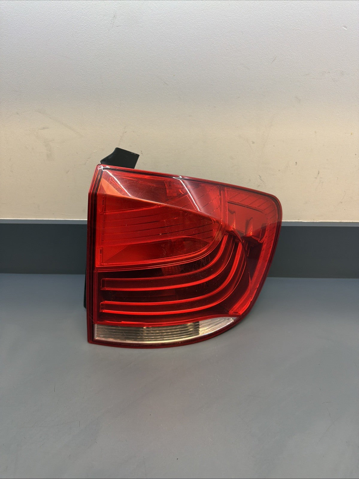 2013 2014 2015 BMW E84 X1 REAR RIGHT OUTER TAIL LIGHT ASSEMBLY OEM 2990112