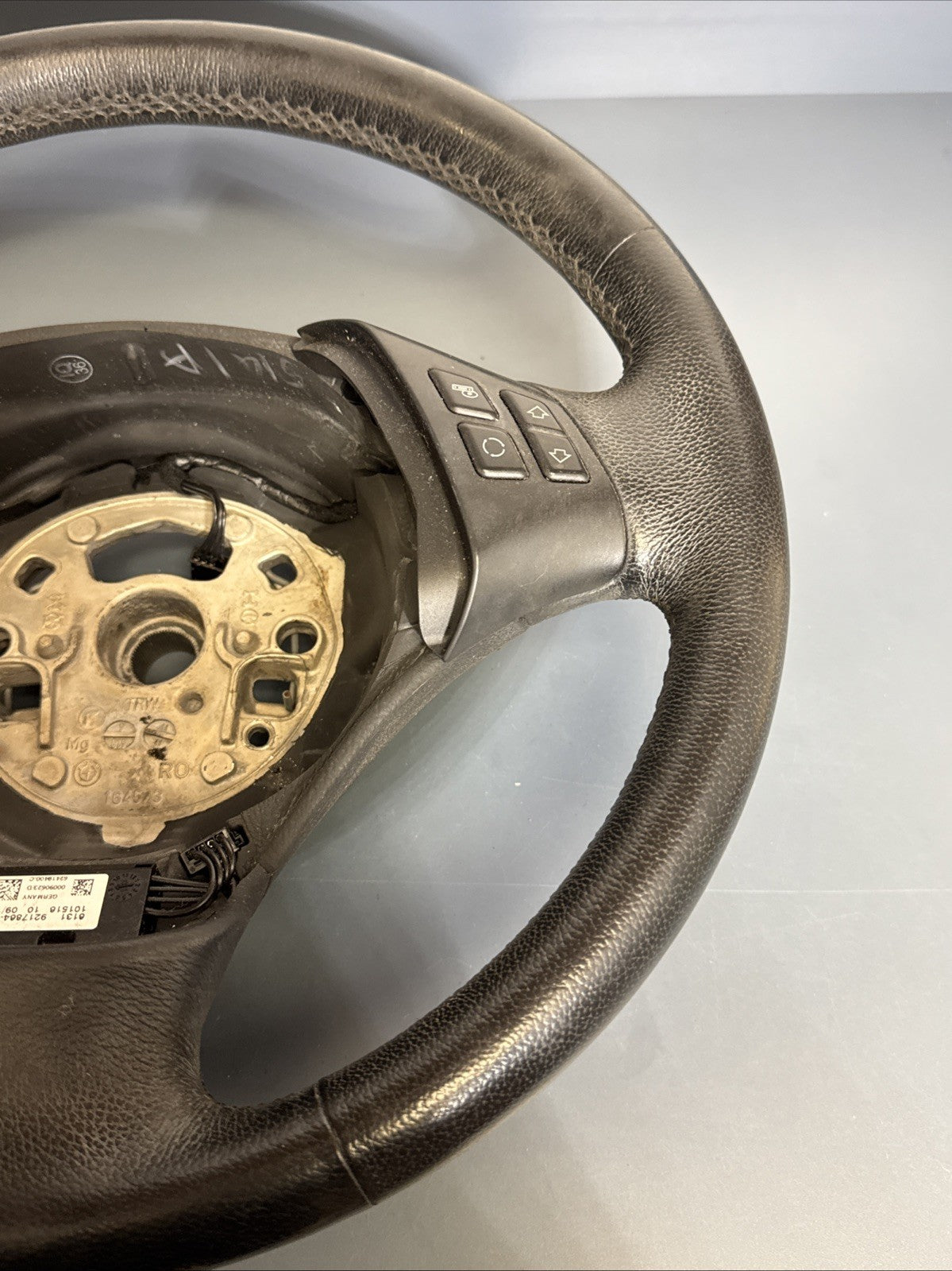 2006–2011 BMW 325i E90 STEERING WHEEL W/ CONTROL SWITCHES OEM 6959893-01 6764547