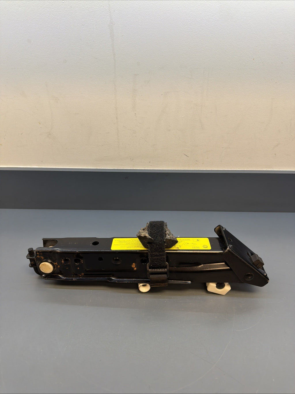 04-10 BMW E60 BMW 550I 525i 530 I 650i SPARE TIRE JACK CAR LIFT OEM 6766621