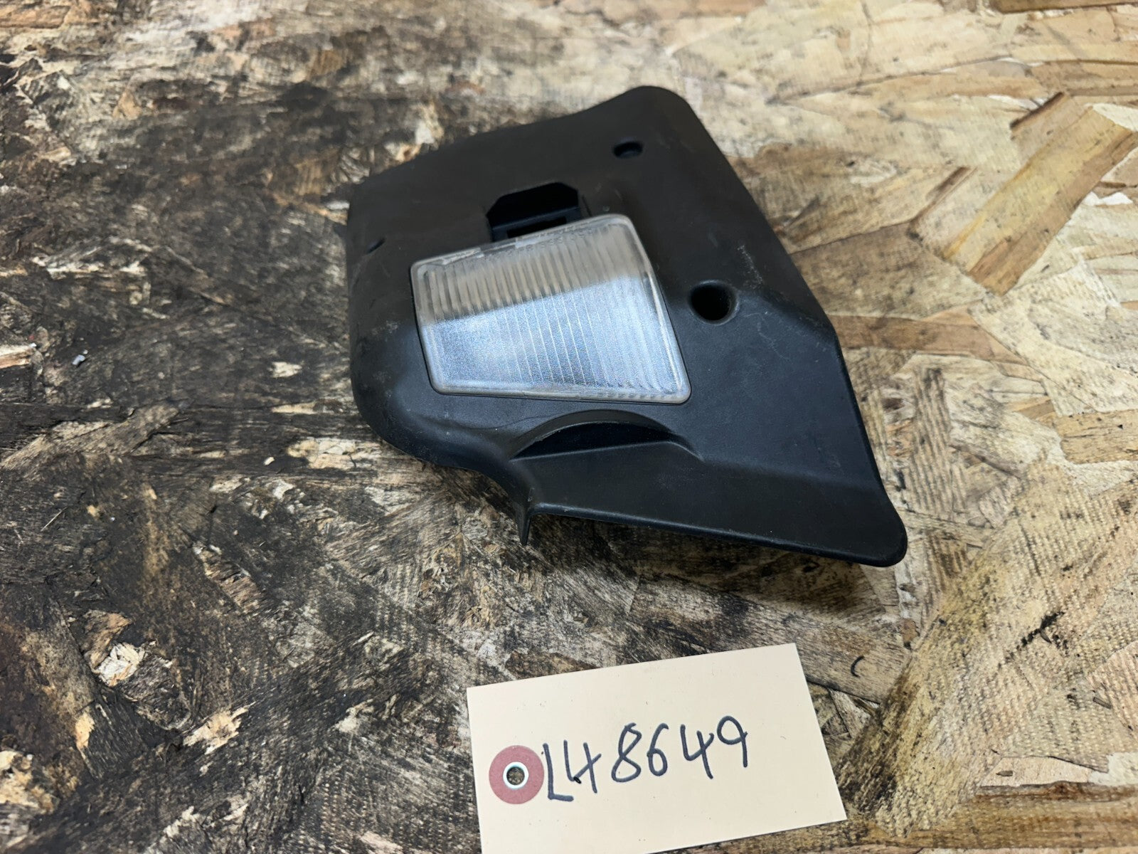 BMW 1999-2005 E46 3 SERIES LEFT TAILLIGHT BULB TRIM SOCKET OEM 6920701