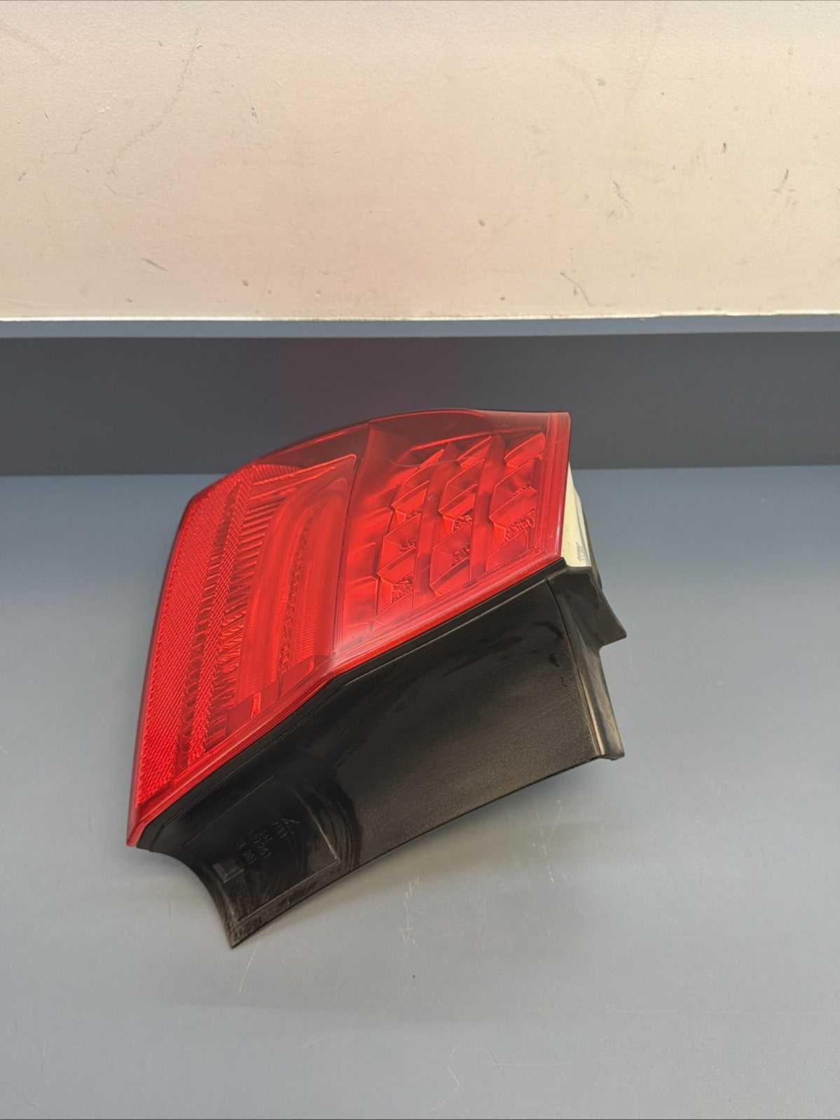 BMW 09-11 E90 LCI LEFT DRIVER SIDE REAR OUTER TAIL LIGHT OEM 7289429
