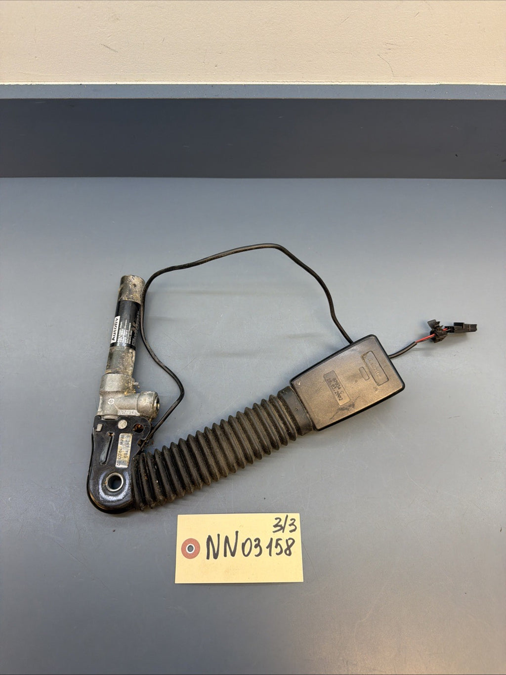 01-06 OEM BMW E46 M3 325 330 Front Left Driver Side Seat Belt Buckle 8257789