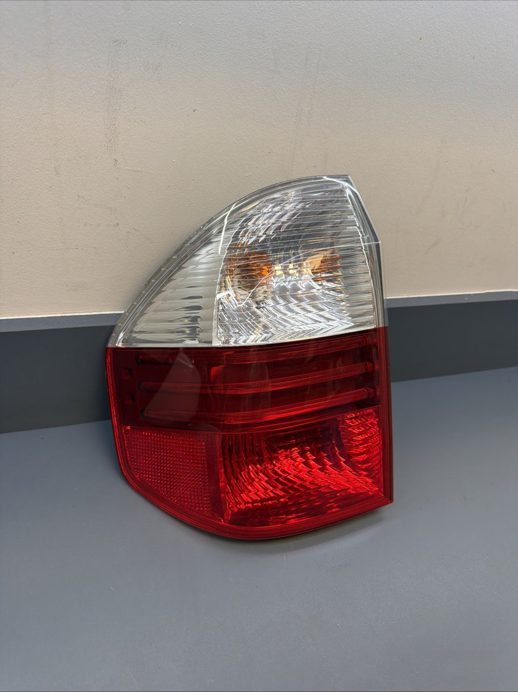 2007-2010 BMW X3 LEFT DRIVER SIDE OUTER TAIL LIGHT LAMP ASSEMBLY 7162211 OEM