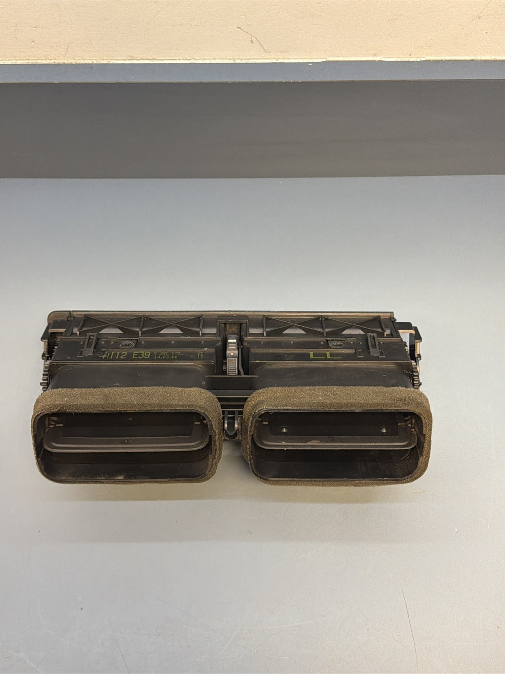 BMW 1997-2006 E39 5 SERIES BLACK CENTER INTERIOR VENT ASSEMBLY OEM 8361895