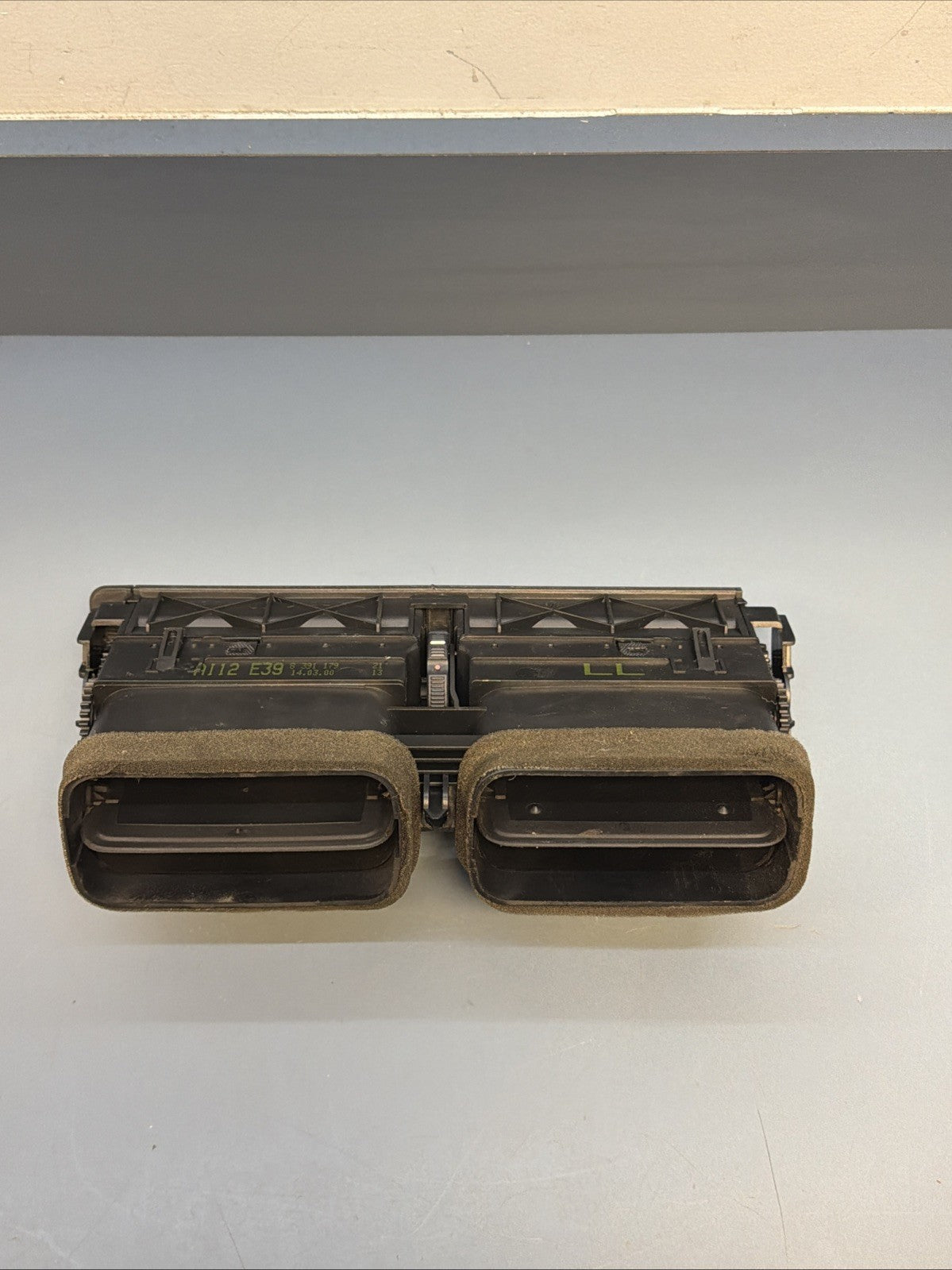BMW 1997-2006 E39 5 SERIES BLACK CENTER INTERIOR VENT ASSEMBLY OEM 8361895