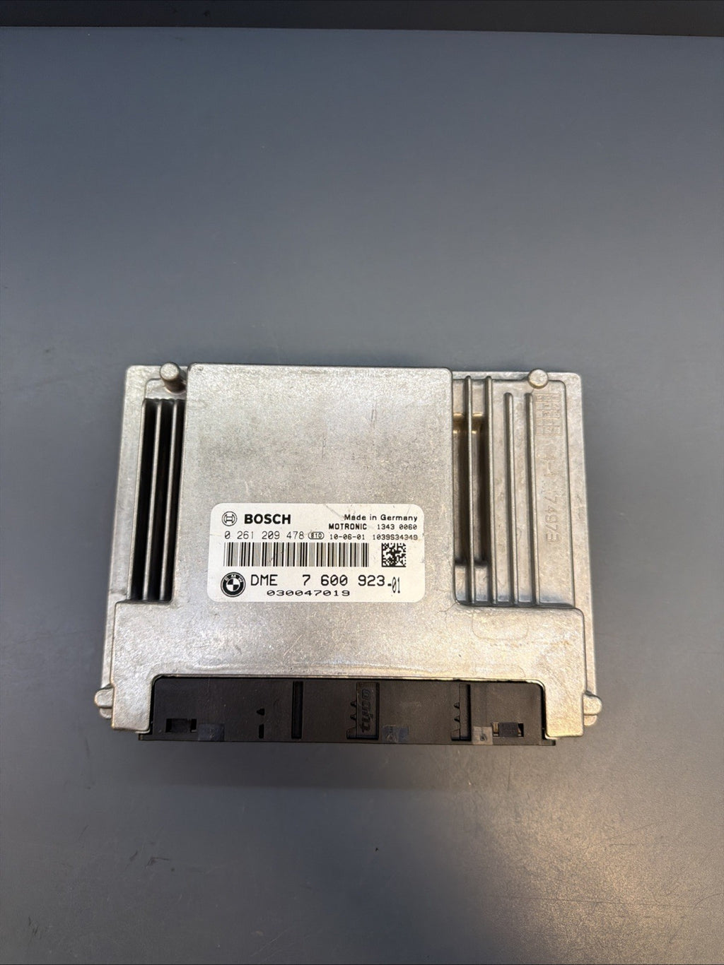 2007-2010 BMW 650i E63 Engine Computer Control Module DME CAS with key  7600923