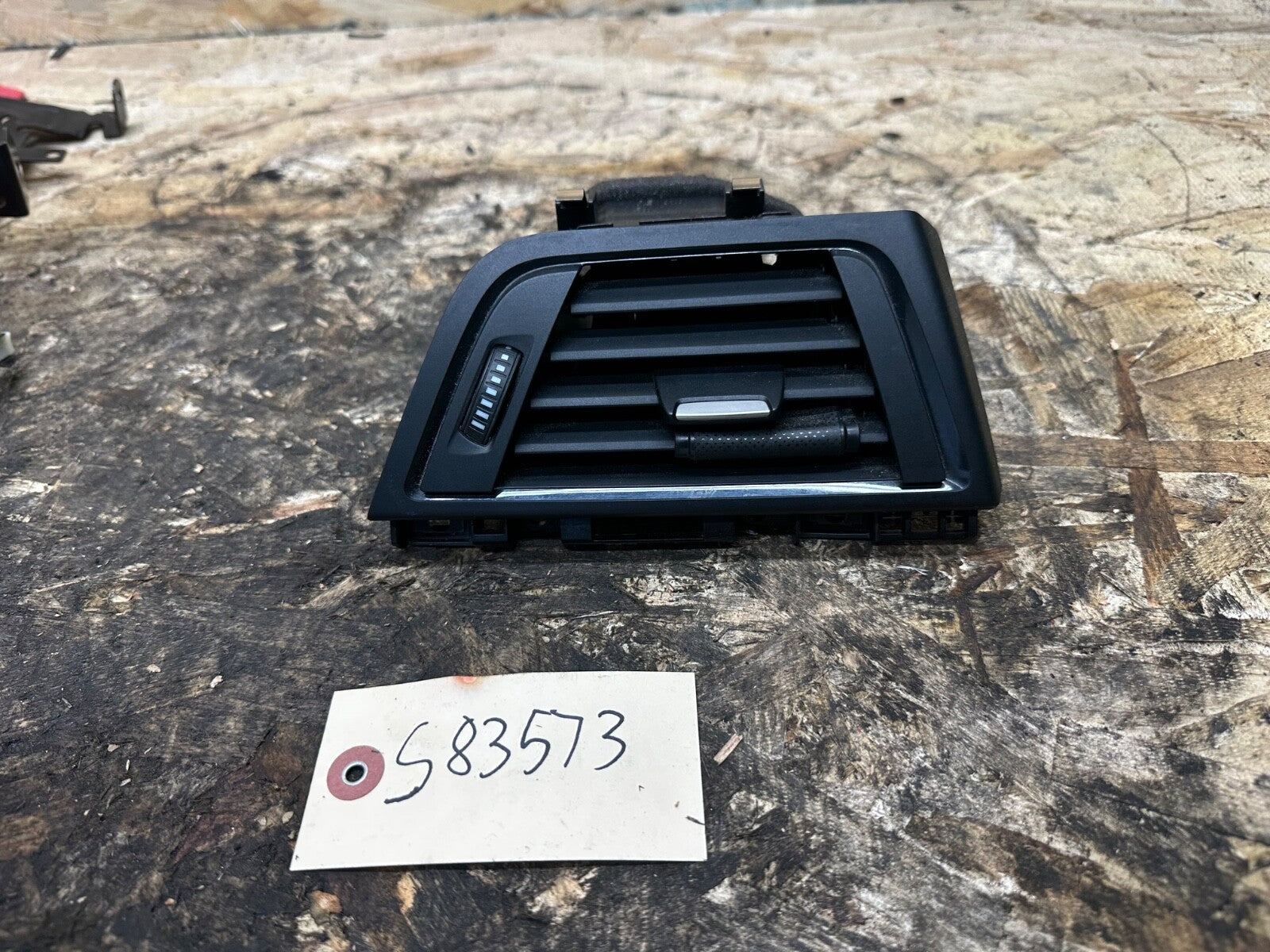 BMW F30 12-19 PASSANGER RIGHT SIDE DASH AIR VENT BLACK COMPLETE OEM BMW 9218549