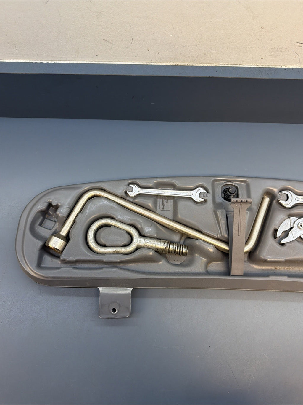 00-06 BMW E46 323 325 330 Rear Trunk Emergency Tool Spare Tire Kit Set OEM