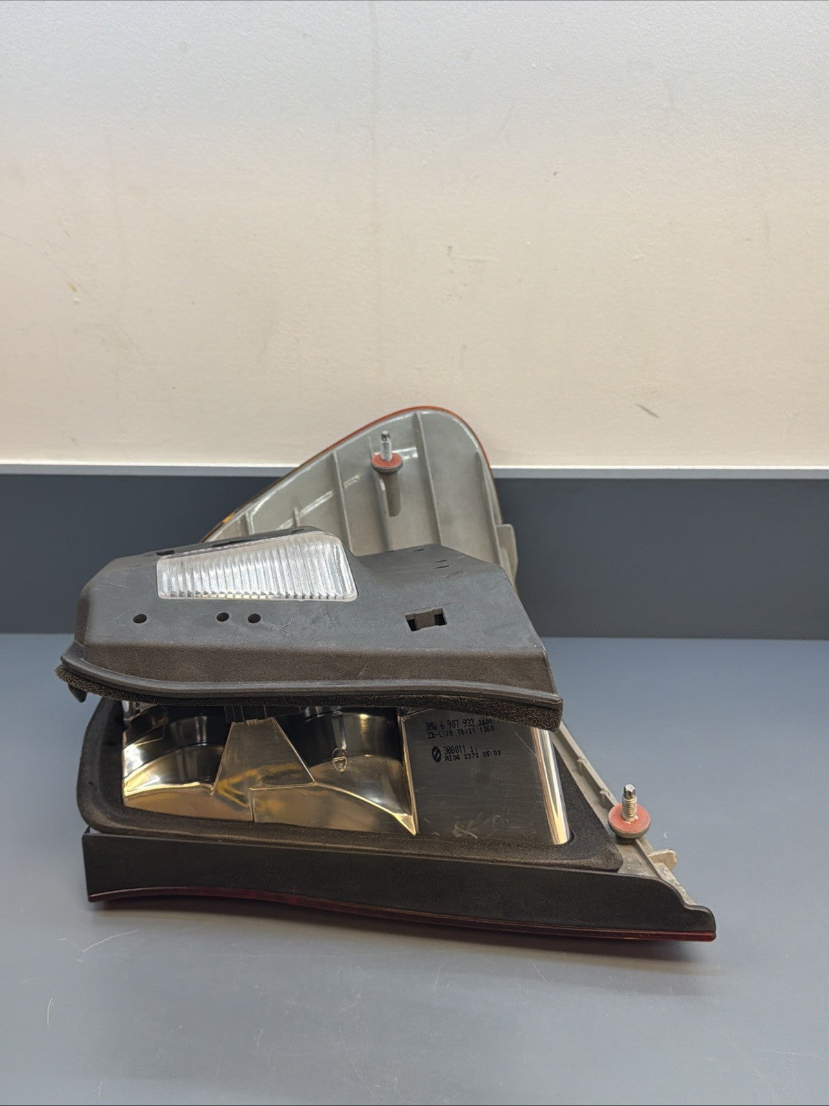 OEM 2002 2003 2004 2005 BMW E46 330i 325i LEFT DRIVER BRAKE TAIL LIGHT 6907933