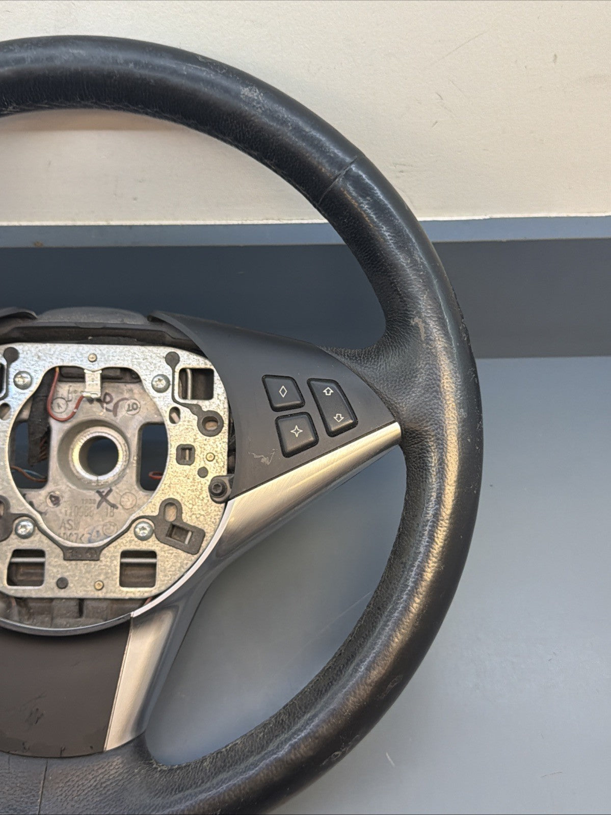 BMW 03-10 E60 5 SERIES BLACK LEATHER STEERING WHEEL W/BUTTONS OEM 11008818