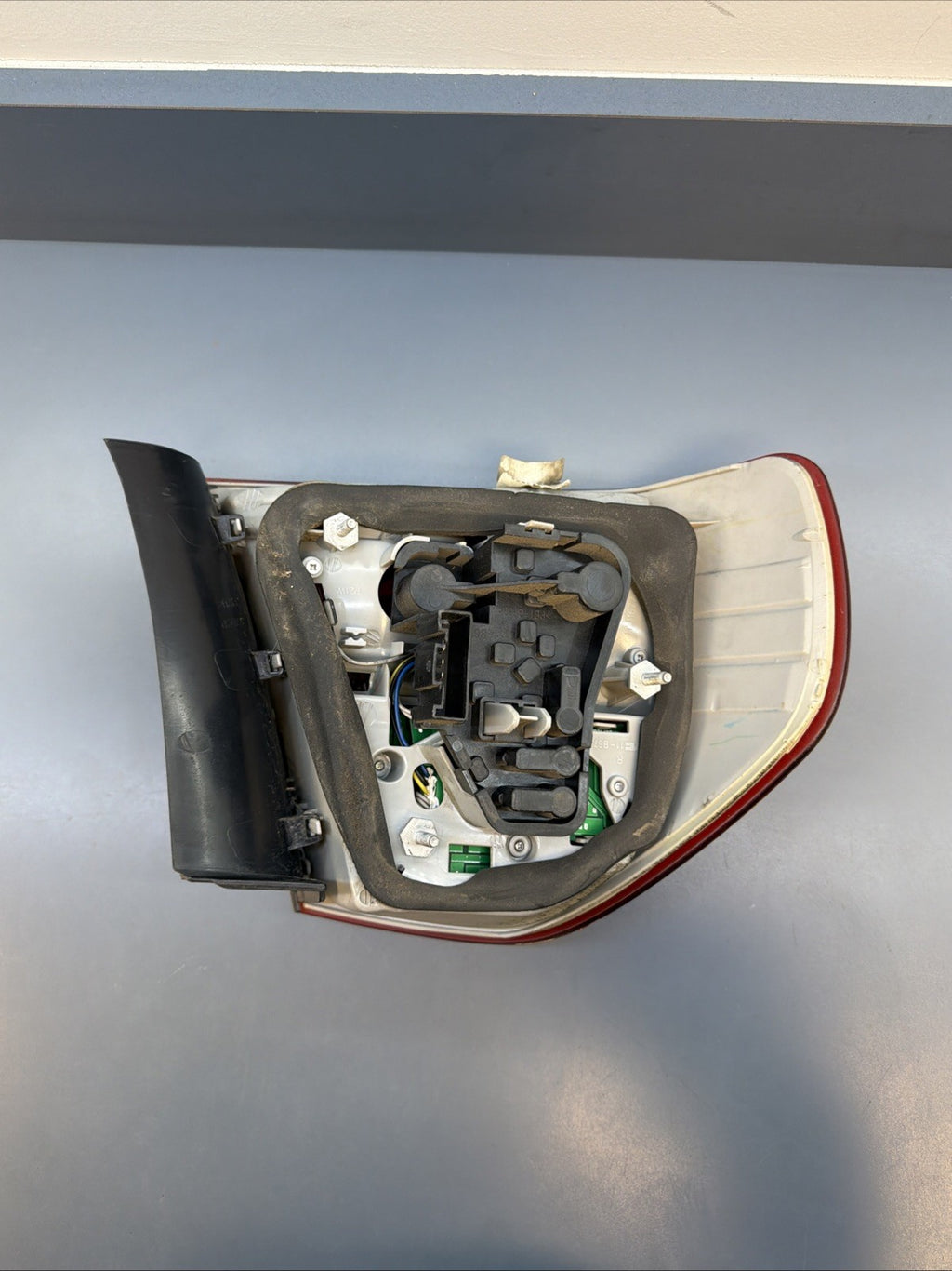 BMW E90 LCI 09-11 TYC TAIL LIGHT RT PASSNAGER SIDE OUTTER LIGHT 111167790