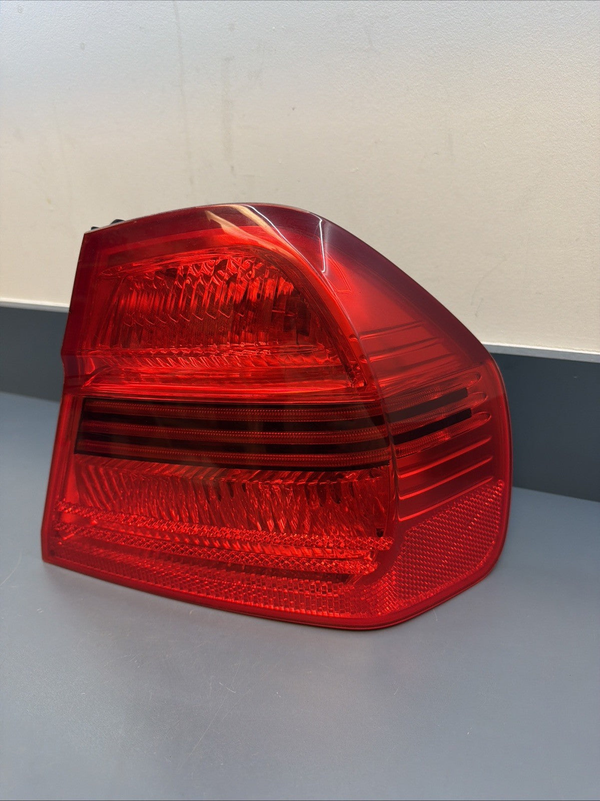 2006-2006 BMW E90 OUTTER PASSANGER PRE LCI TAIL LIGHT 7161956