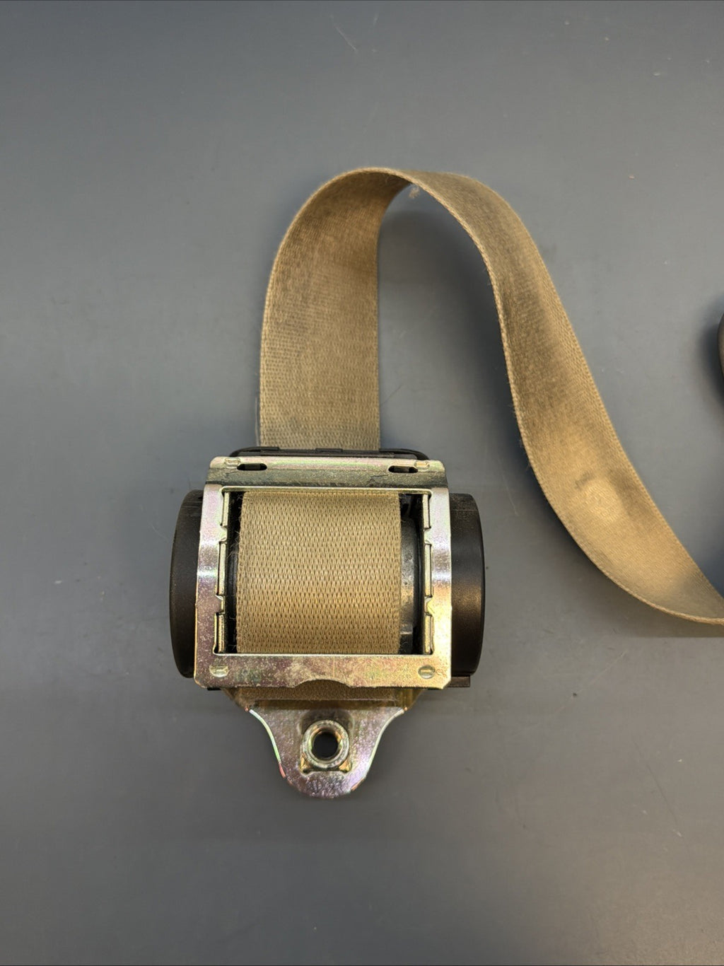  BMW 04-10 E60 5 SERIES BEIGE/TAN LEFT DRIVER SEAT BELT RETRACTOR OEM 601629800D