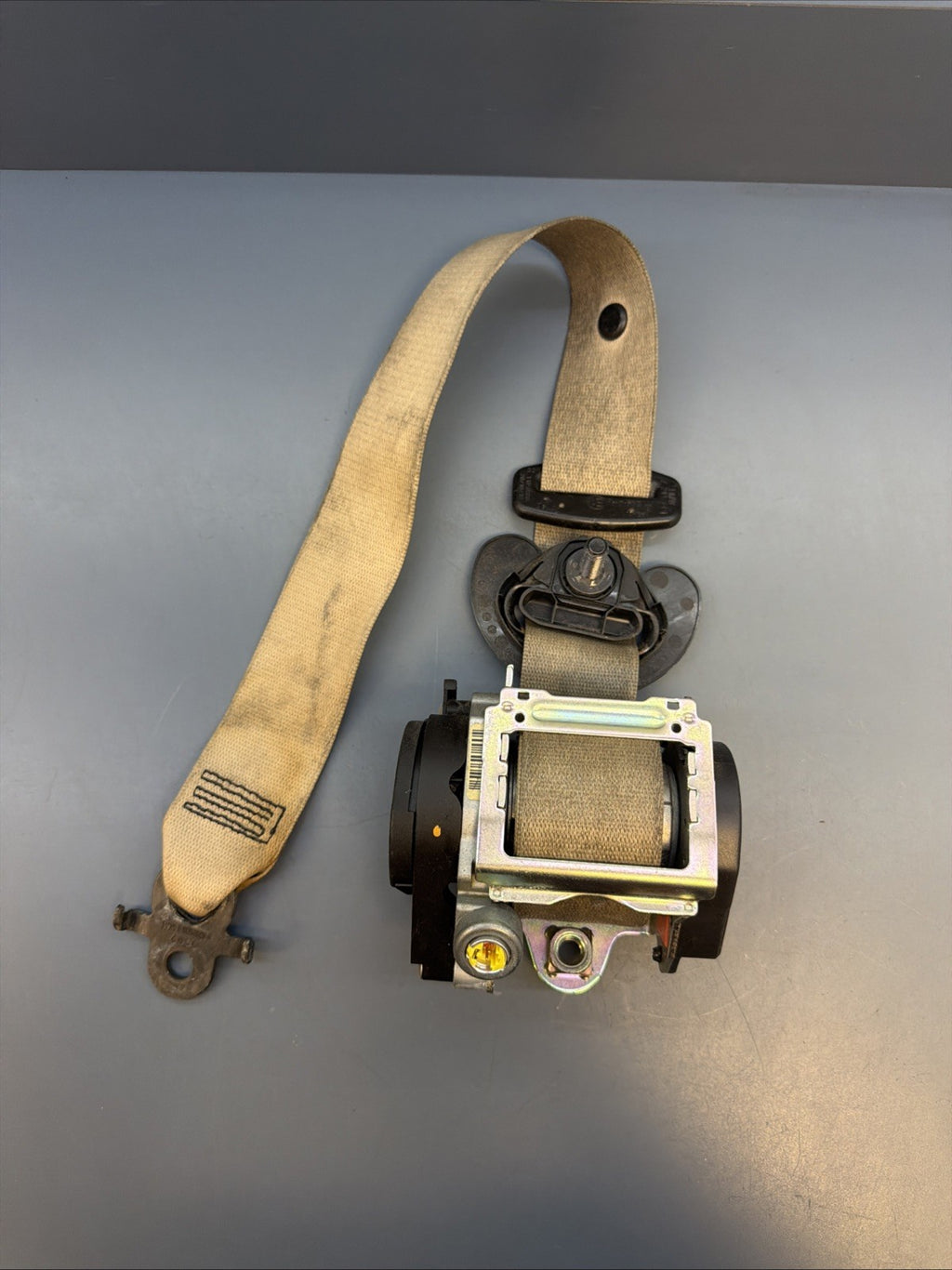 11-16 BMW F10 FRONT LEFT DRIVER SEAT BELT RETRACTOR OEM 618120900 BEIGE