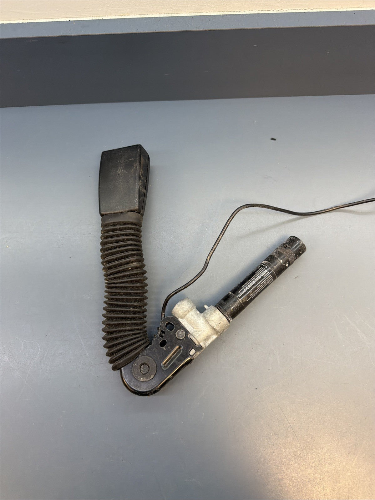 04-08 BMW E60 530i 525i 550 FRONT LEFT SEAT BELT BUCKLE / RECEIVER 9117239 OEM