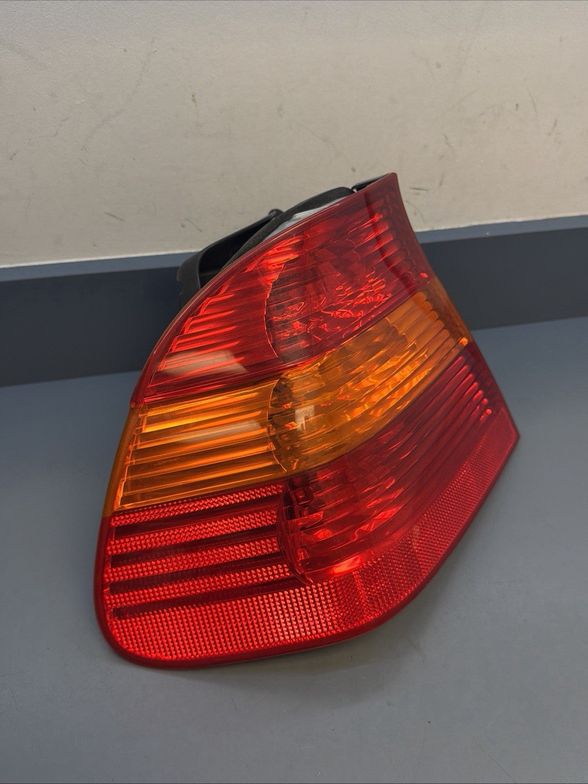 2002-2005 BMW E46 325 330 SEDAN LEFT DRIVER SIDE TAIL LIGHT OEM 6907933 OEM