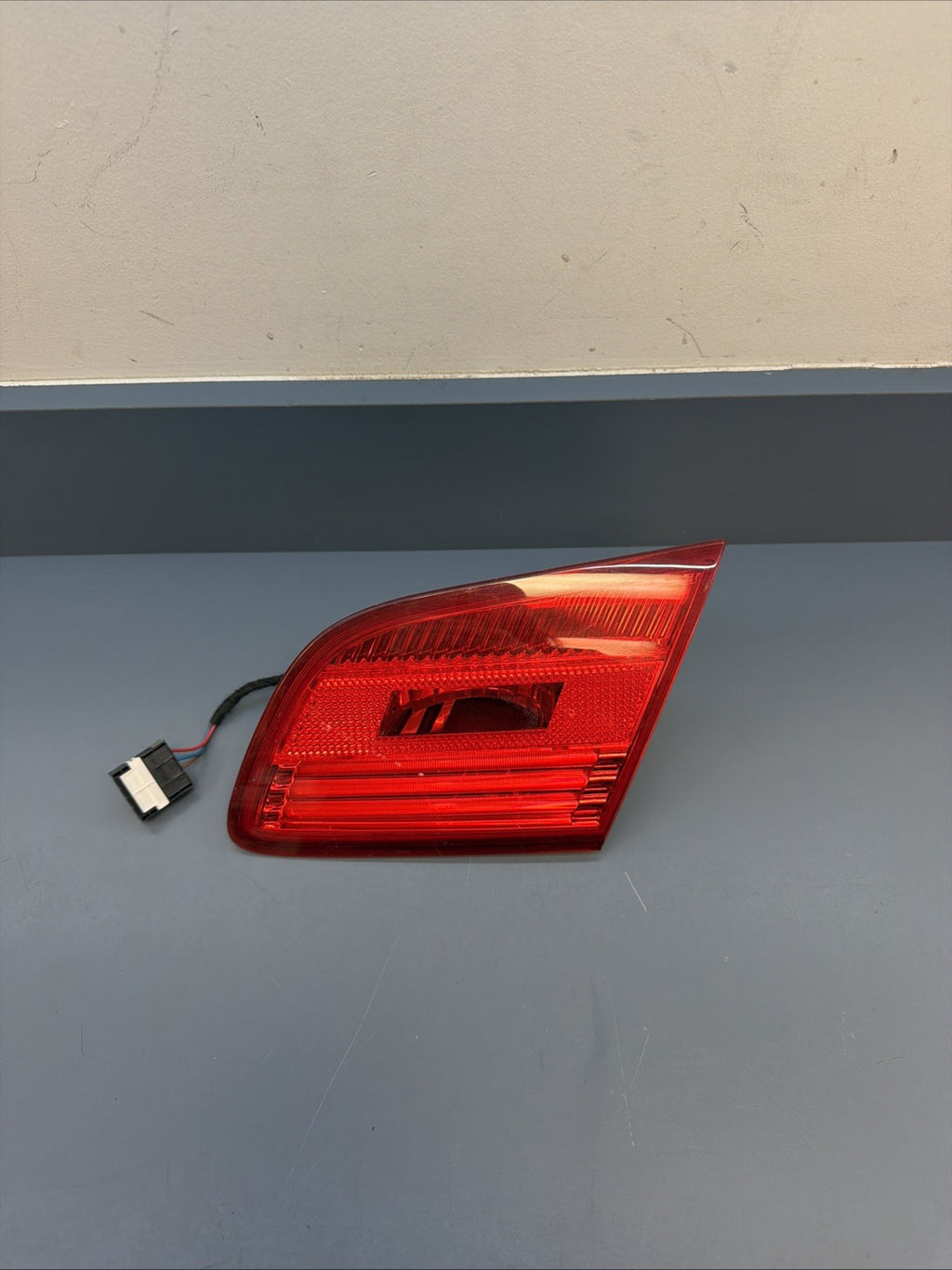 07-10 BMW E93 335 328 M3 Convertible Right Side Inner Trunk Lid Light 7162304