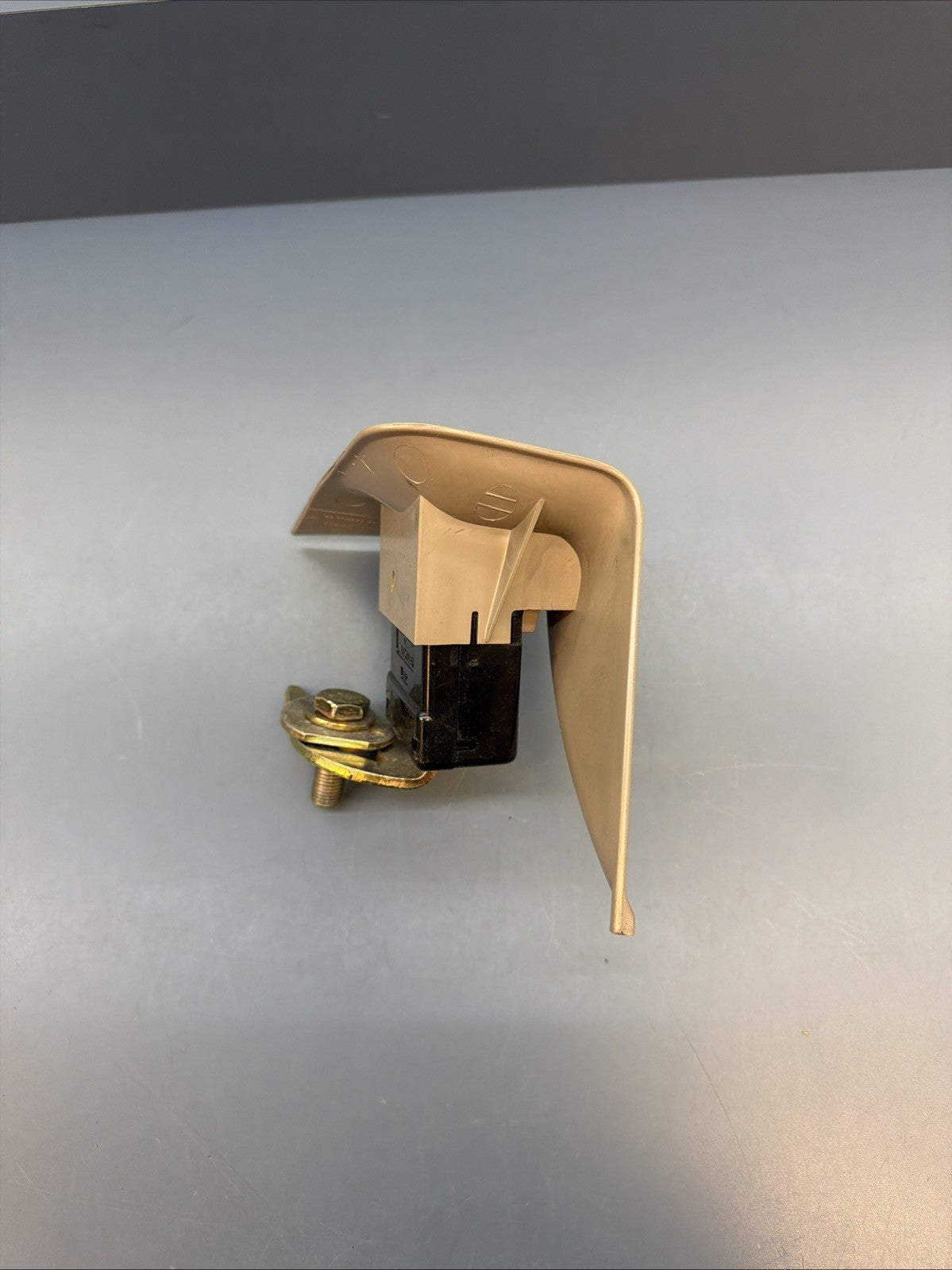 89-95 Bmw E34 5 Series Rear Left Seat Belt Buckle Latch Receiver Beige 8126521