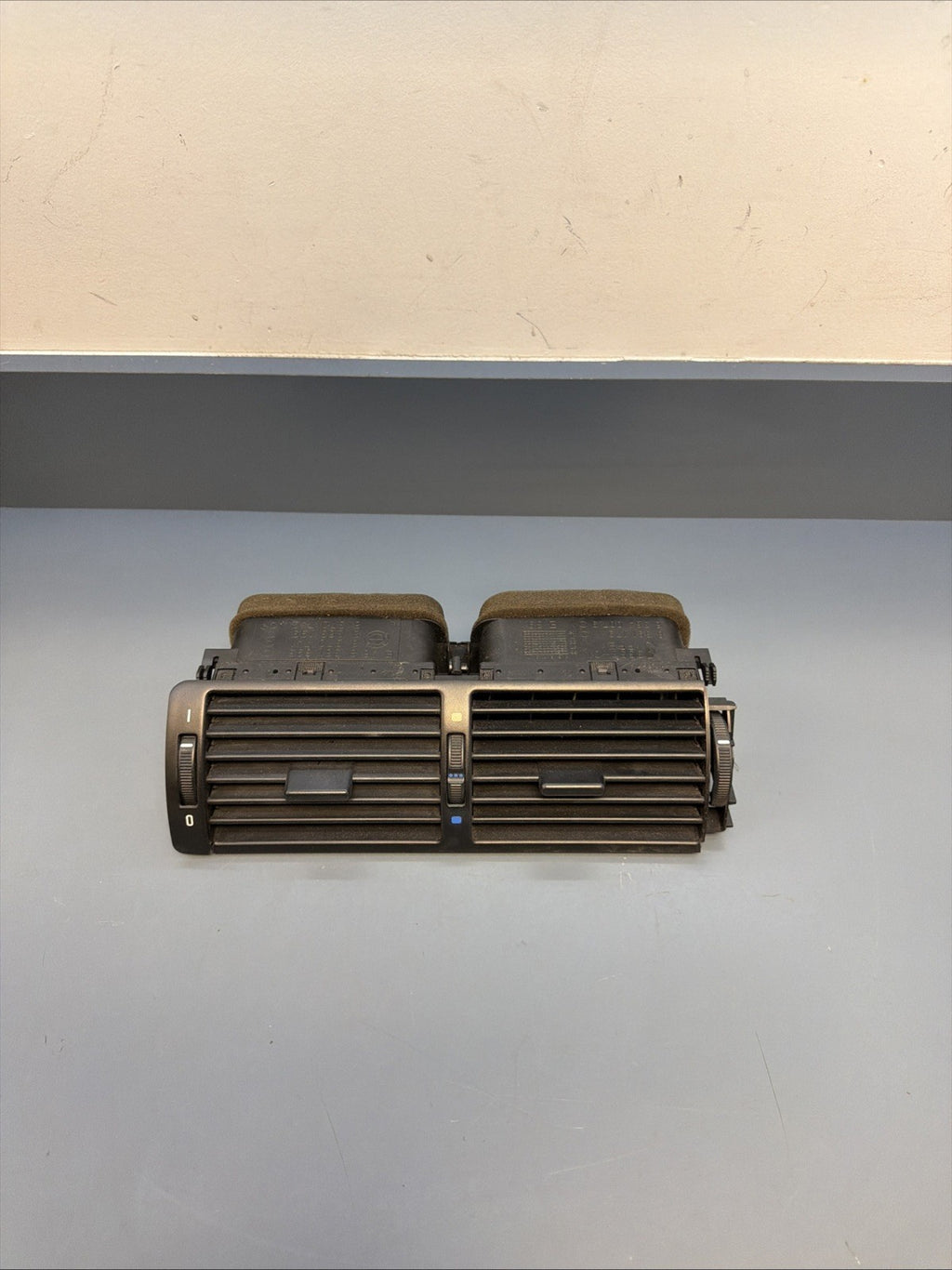 BMW 1997-2006 E39 5 SERIES BLACK CENTER INTERIOR VENT ASSEMBLY OEM 8361895