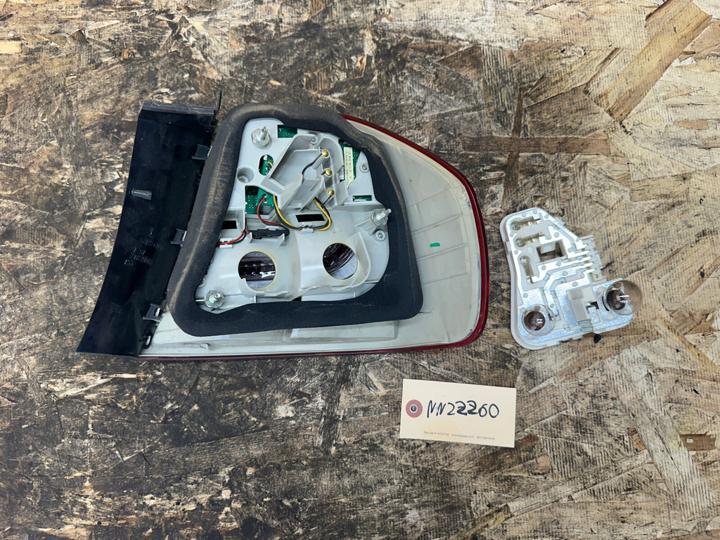 BMW 09-11 E90 LCI LEFT DRIVER SIDE REAR OUTER TAIL LIGHT OEM 7289429