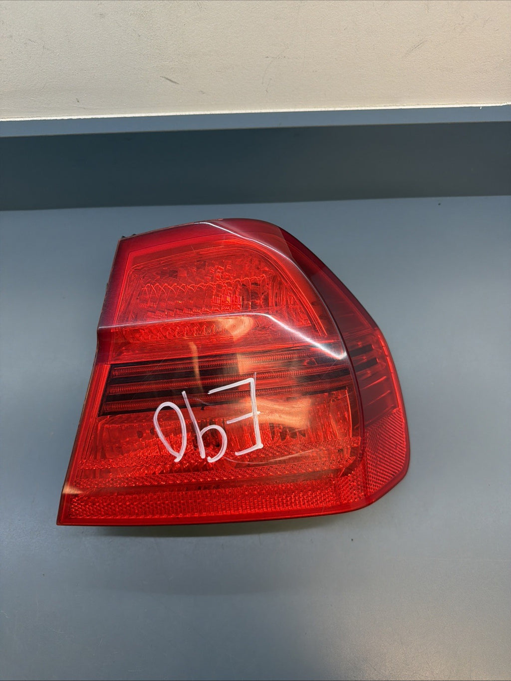 2006-2006 BMW E90 OUTTER PASSANGER PRE LCI TAIL LIGHT 7161956
