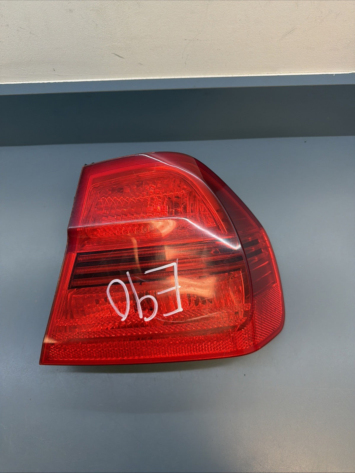 2006-2006 BMW E90 OUTTER PASSANGER PRE LCI TAIL LIGHT 7161956