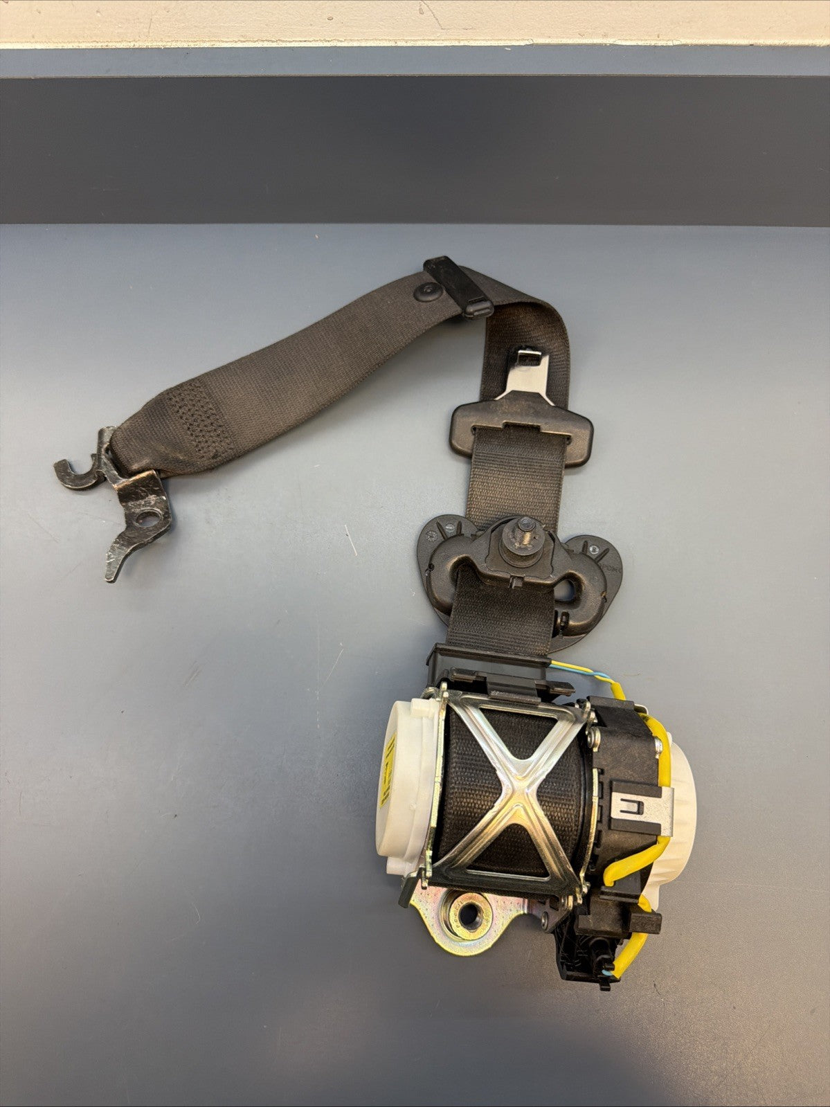 2006-2011 BMW E90 Sedan Front Left Driver Seat Belt Retractor Black 34072774 B