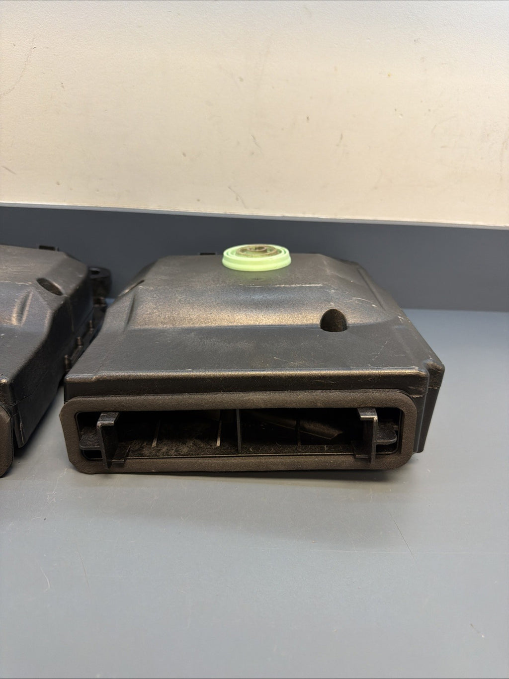 08-13 BMW E92 E90 3 SER FRONT LEFT & RIGHT HI-FI SUBWOOFER SET 9143143 9143144