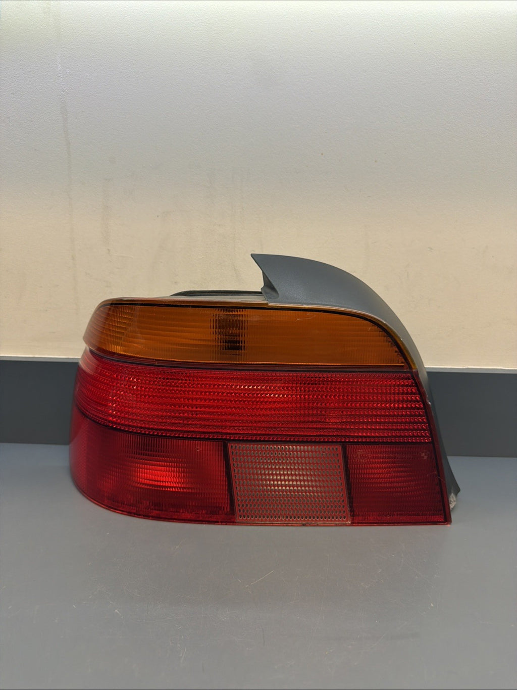 1997-2000 BMW E-39 5-Series Driver Left Side Taillight Unit 146033-00 OEM