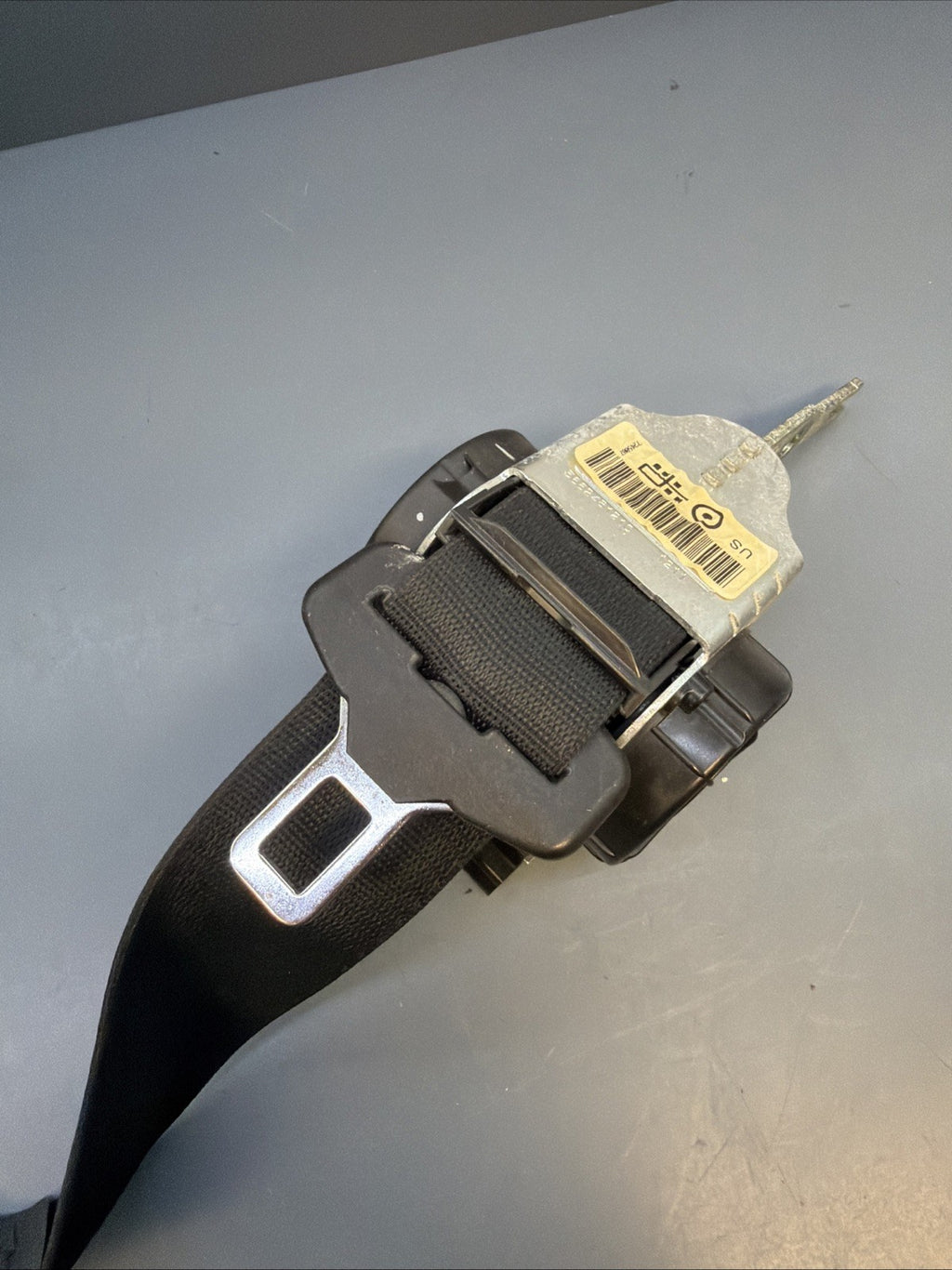 2006-2011 BMW E90 335i RIGHT CENTER REAR SEAT BELT RETRACTOR OEM 617531500A