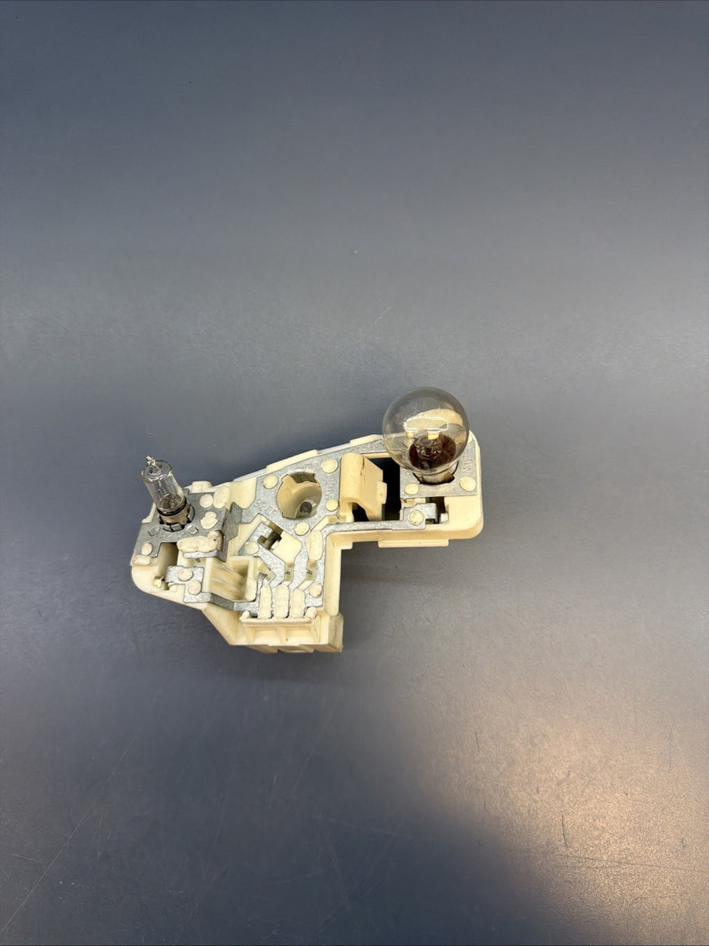 BMW E90 Rear Left Driver Tail Light Bulb Socket 06-08 330i 328i 325i 7183841