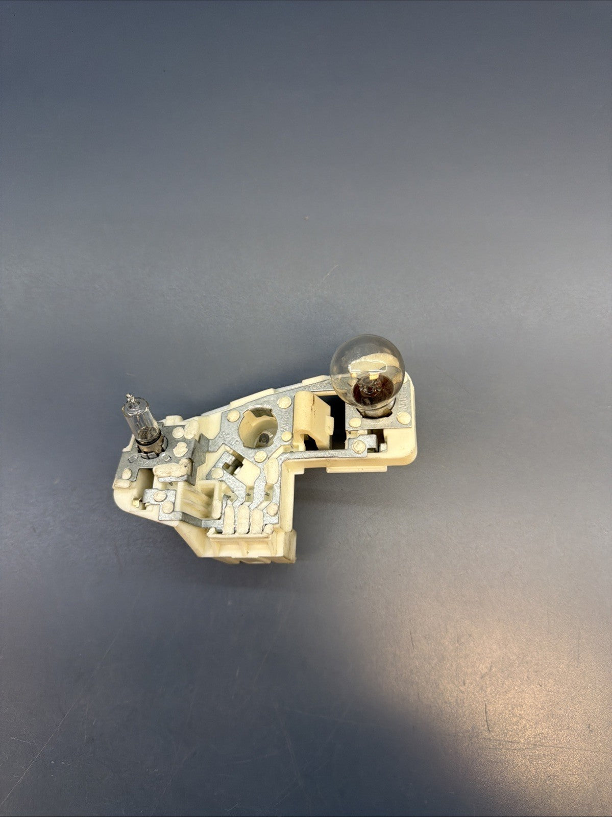 BMW E90 Rear Left Driver Tail Light Bulb Socket 06-08 330i 328i 325i 7183841
