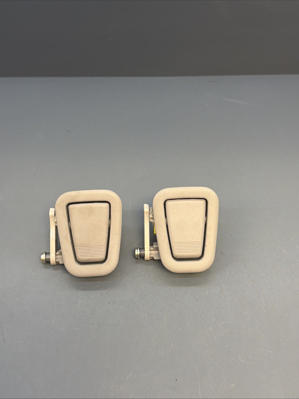 01-11 BMW E92 COUPE 328I LEFT OR RIGHT ROOF HANGER HOOK GREY OEM 7008000
