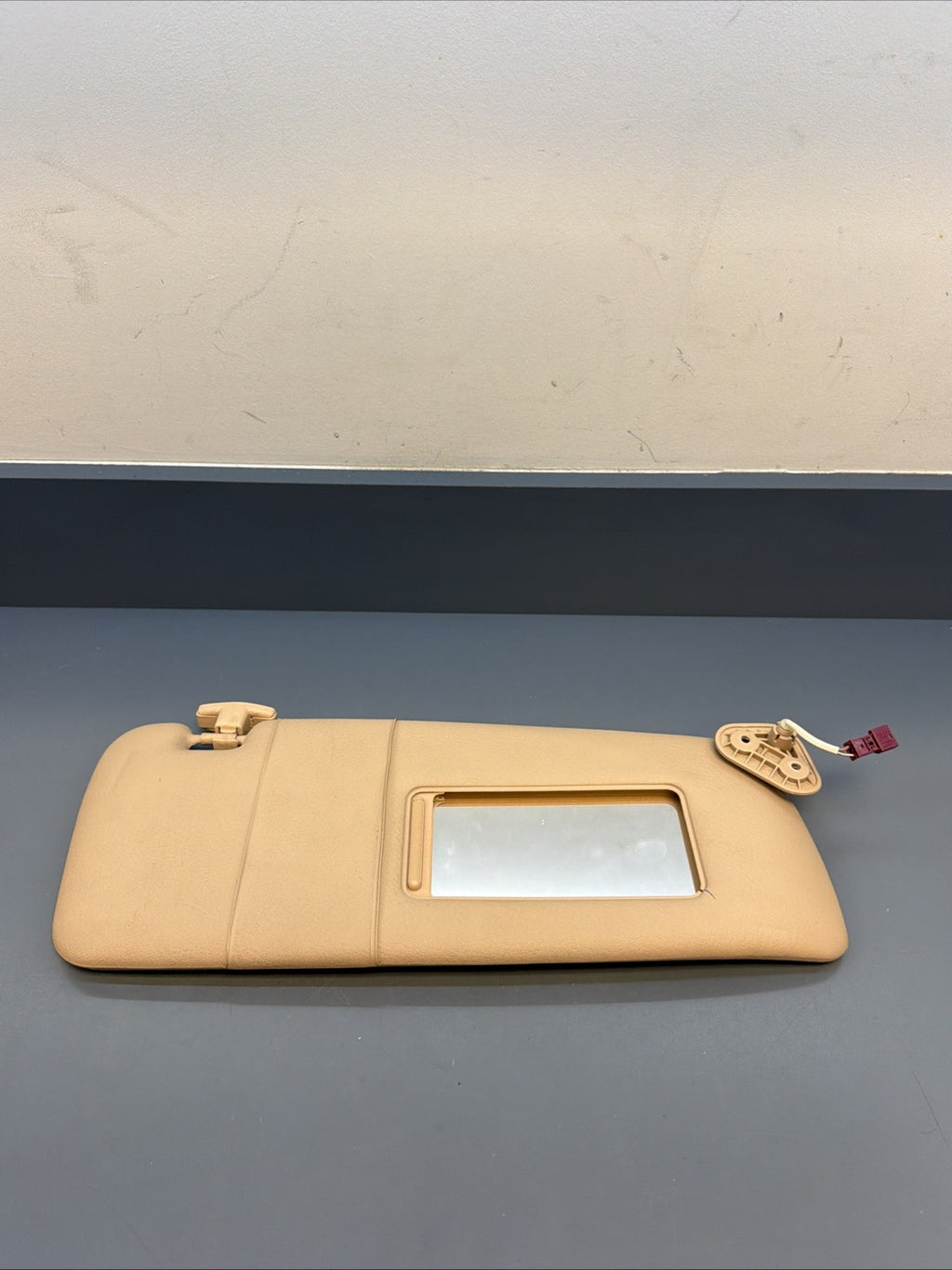 00–05 BMW E46 325i Right Light Sun Visor Mirror Leather OEM 6905983 BEIGE