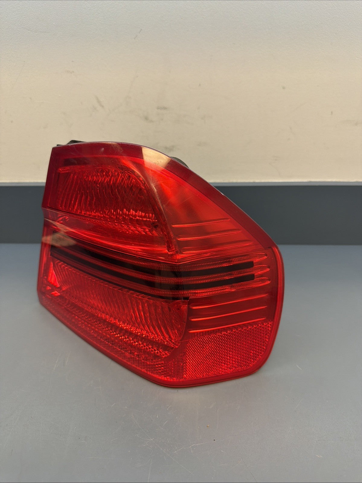 2006-2008 BMW E90 OUTTER PASSANGER PRE LCI TAIL LIGHT 7161956