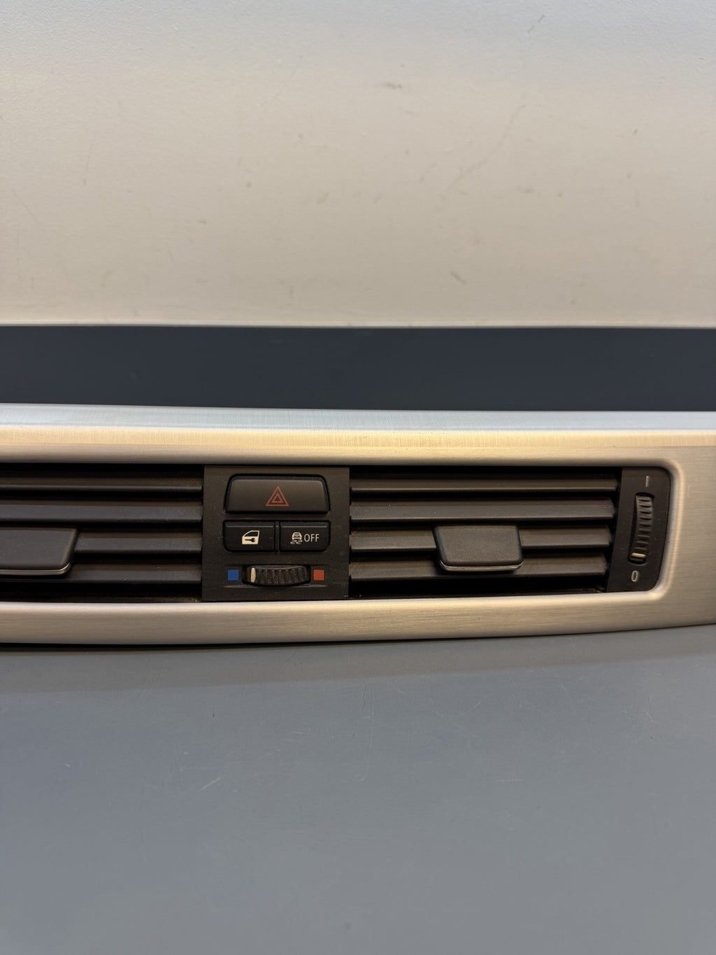 BMW 05-13 E90 3 SERIES RIGHT DASH VENT TRIM ALUMINUM OEM 9147391 *NOTE*