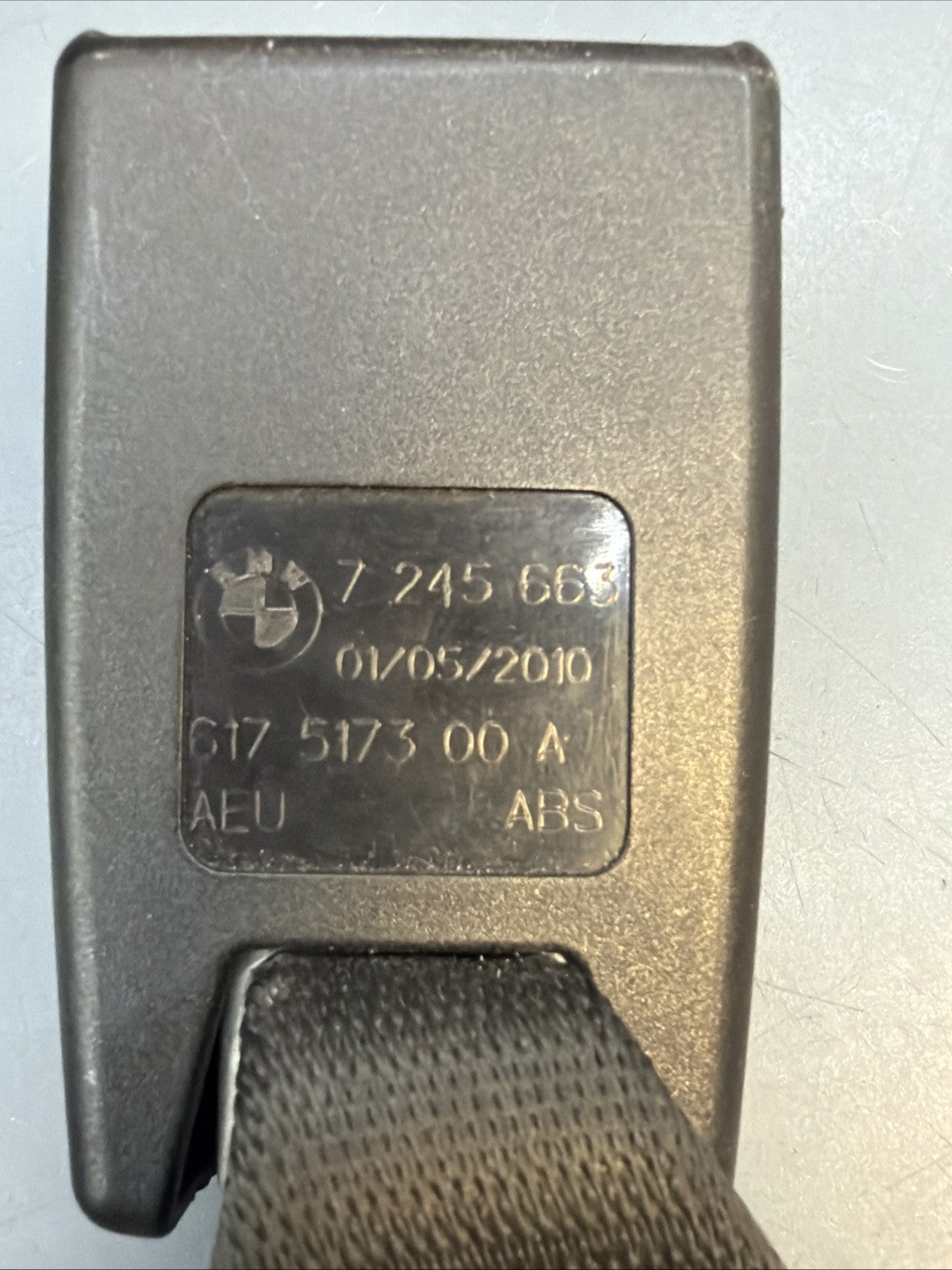 2009-2011 BMW E90 E91 3-Series Rear Center Seat Belt Buckle Catch OEM 7245663