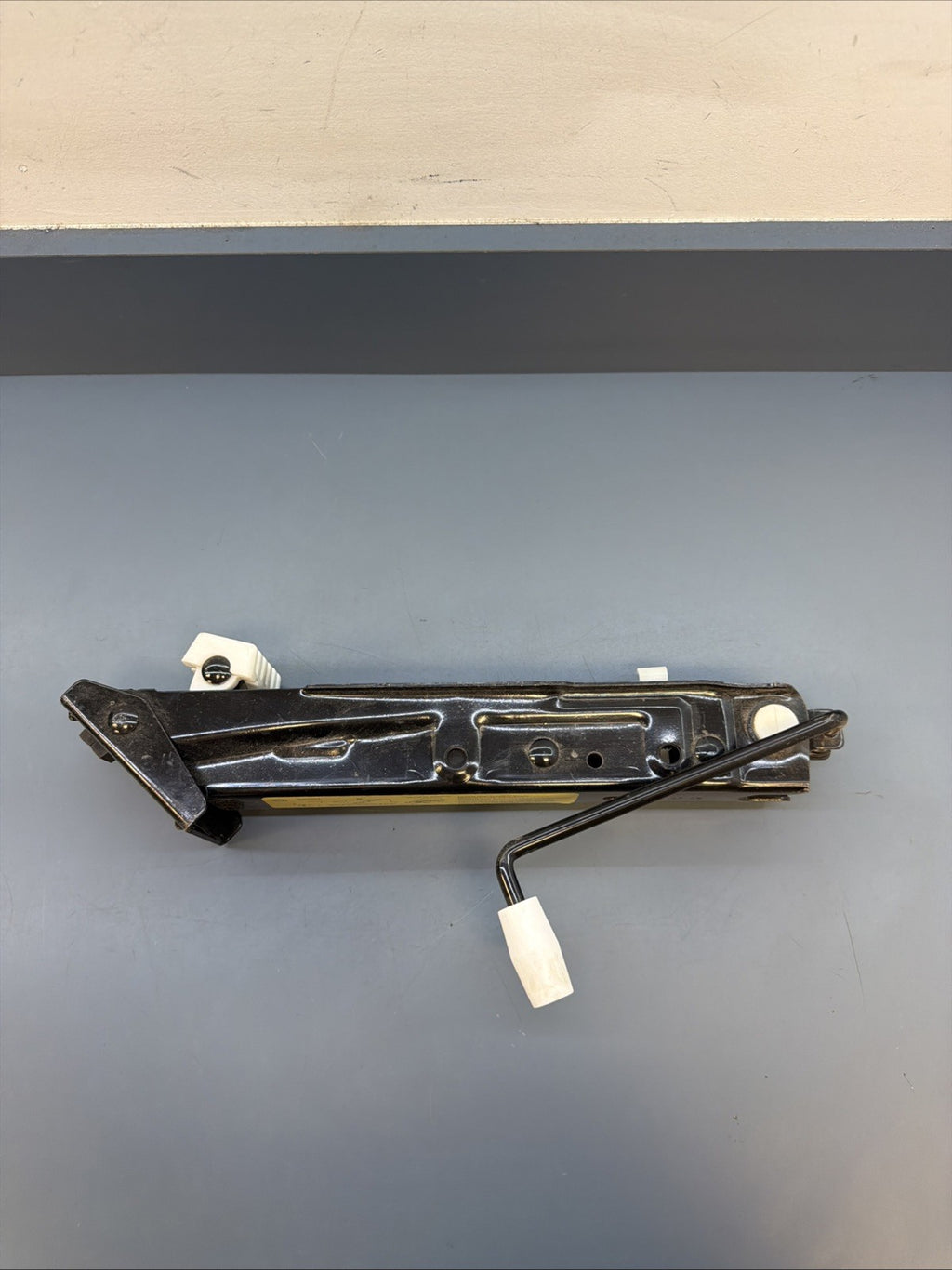 04-10 BMW E60 BMW 550I 525i 530 I 650i SPARE TIRE JACK CAR LIFT OEM 6766621
