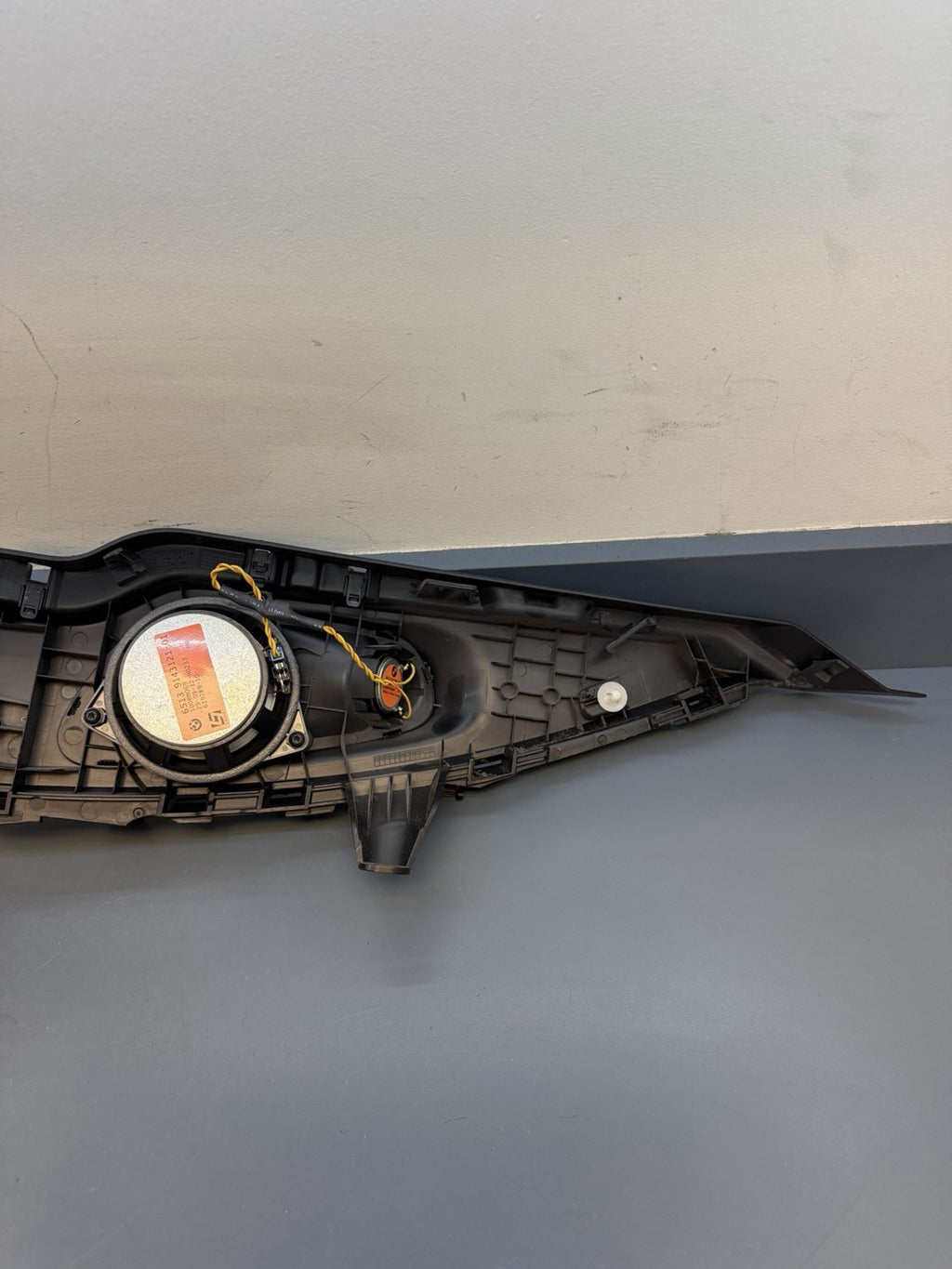 2013-2015 BMW X1 REAR RIGHT SIDE WINDOW SHELF SUPPORT W/ SPEAKER OEM 51462991854