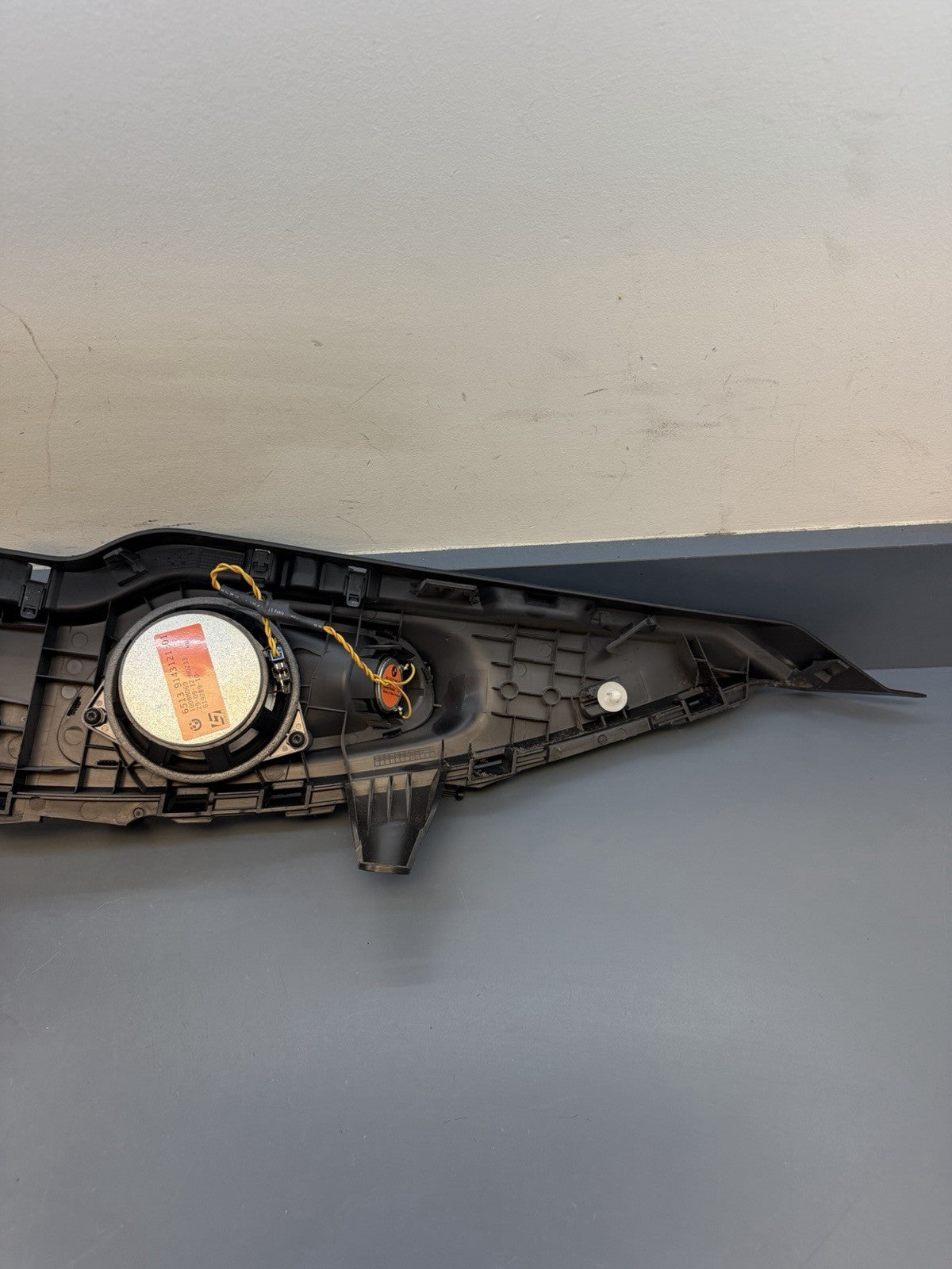 2013-2015 BMW X1 REAR RIGHT SIDE WINDOW SHELF SUPPORT W/ SPEAKER OEM 51462991854